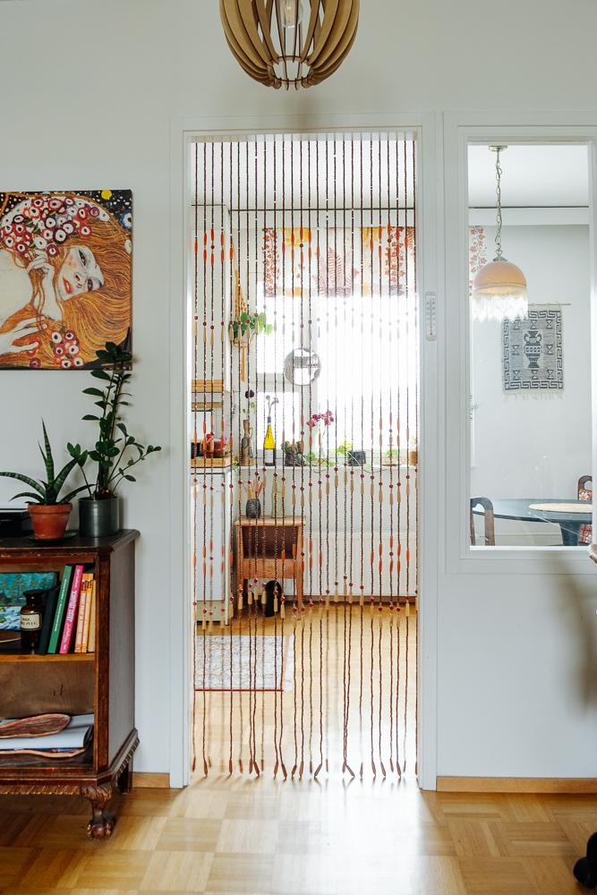 Ruokailutila on kevyesti erotettu olohuoneesta