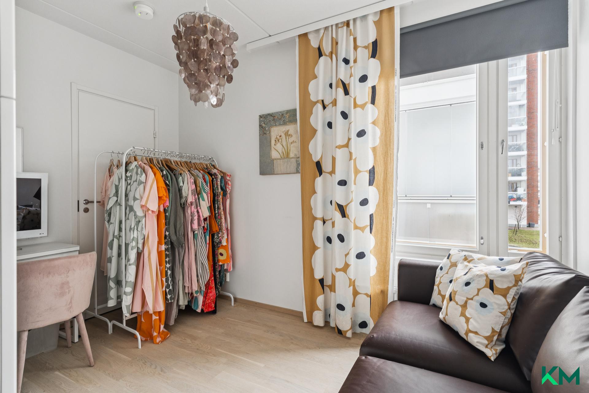 1. Makuuhuoneen yhteydessä vaatehuone