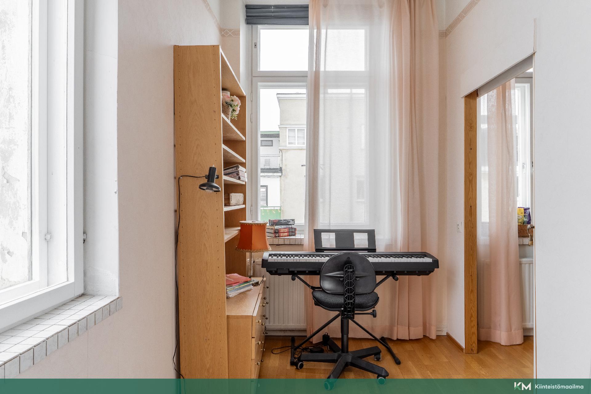 Työhuoneessa ikkunat etelä-länsi suuntaan