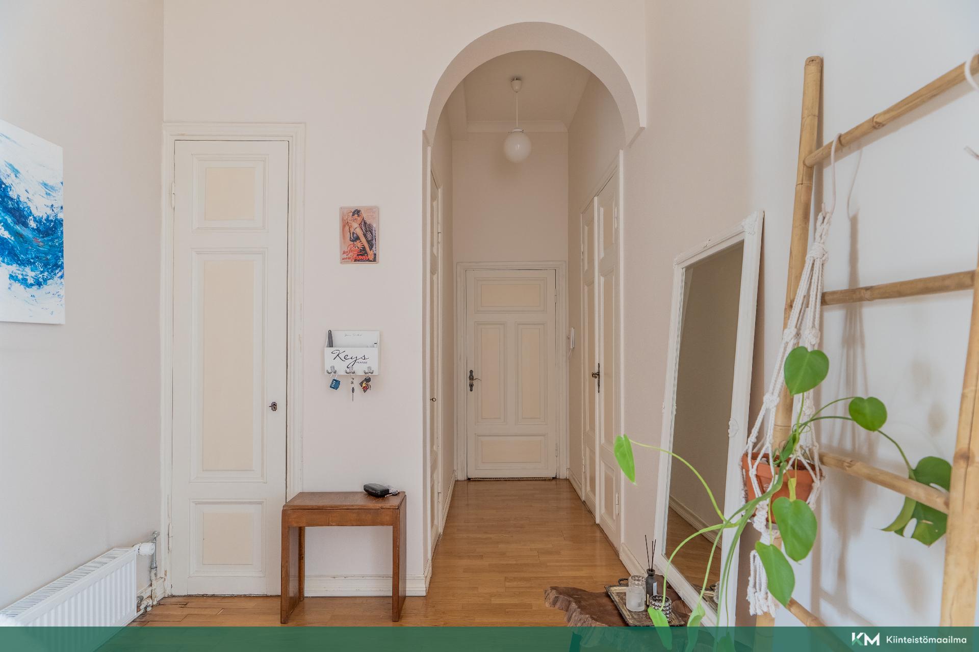 Eteisessä hyvin kaappi ja säilytystilaa