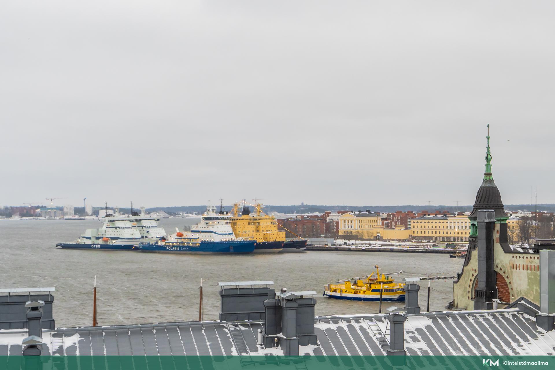 Ylimmän kerroksen upeat näkymät yli kattojen ja aina jäänmurtajien laiturille.