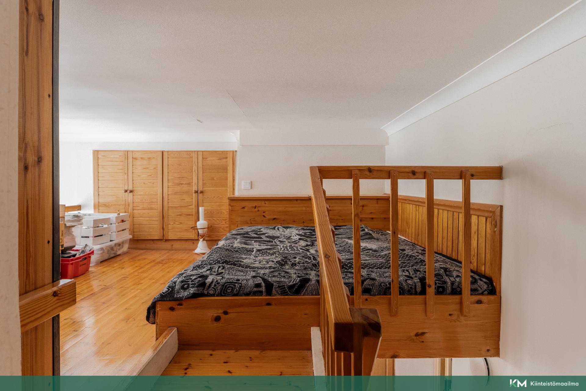 Keittiön yläpuoleinen parvi