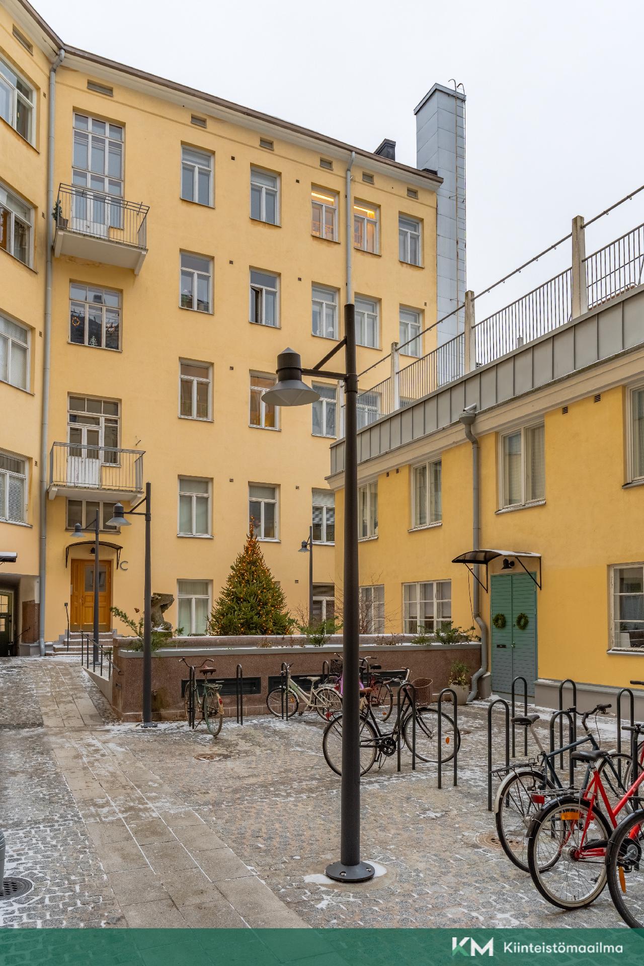 2025 uusittu sisäpiha, oikealla yläkulmassa huoneiston ikkunat