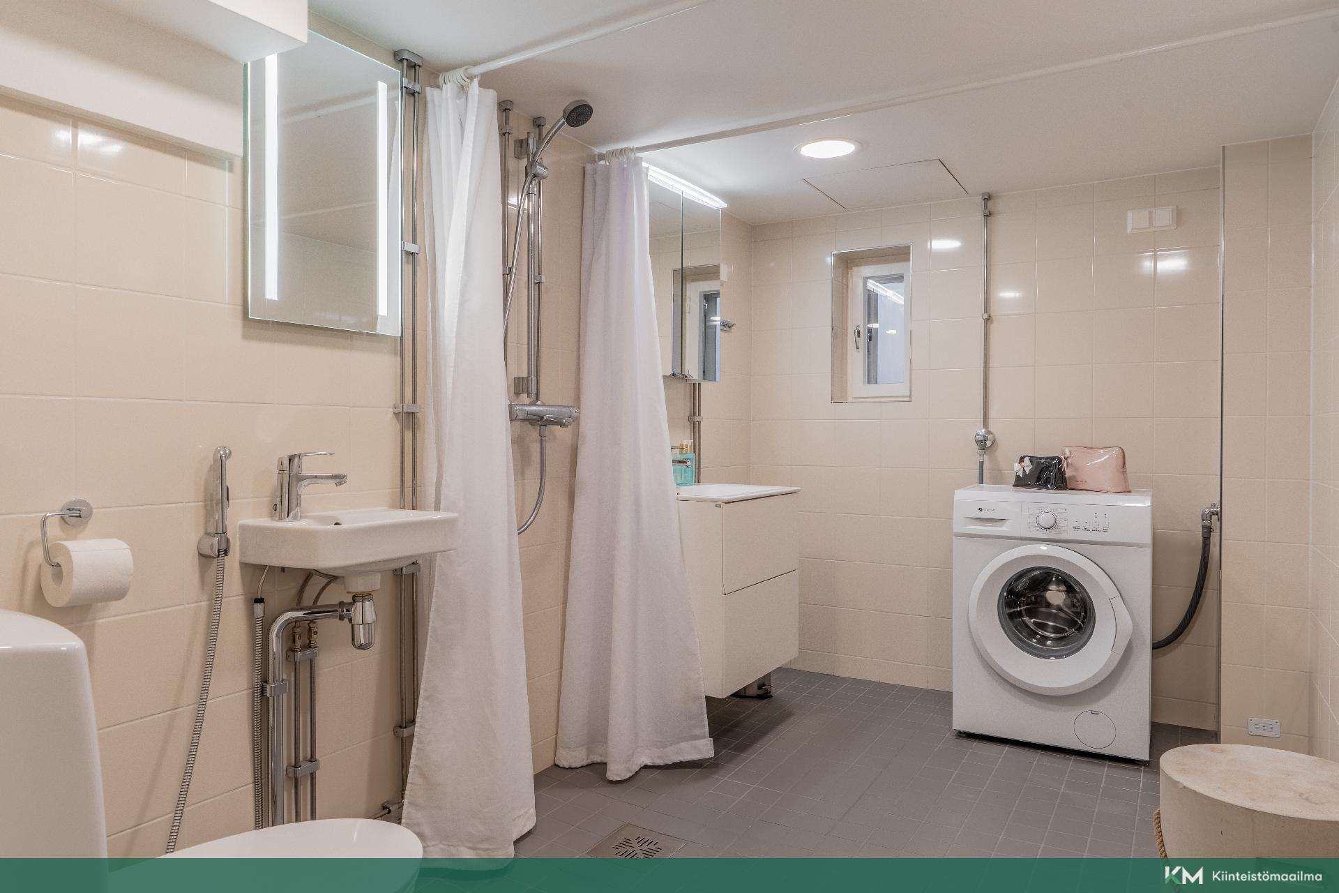 Avara ja tilava kylpyhuone