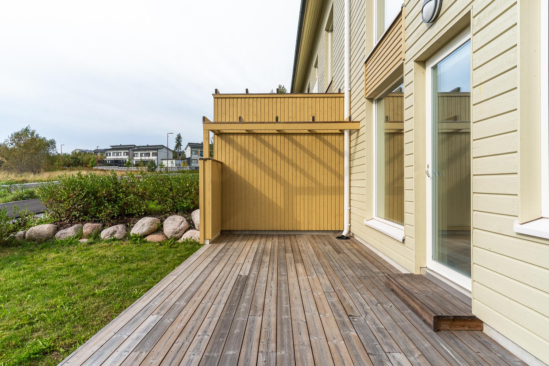 Oleskelupihan terassi kesällä