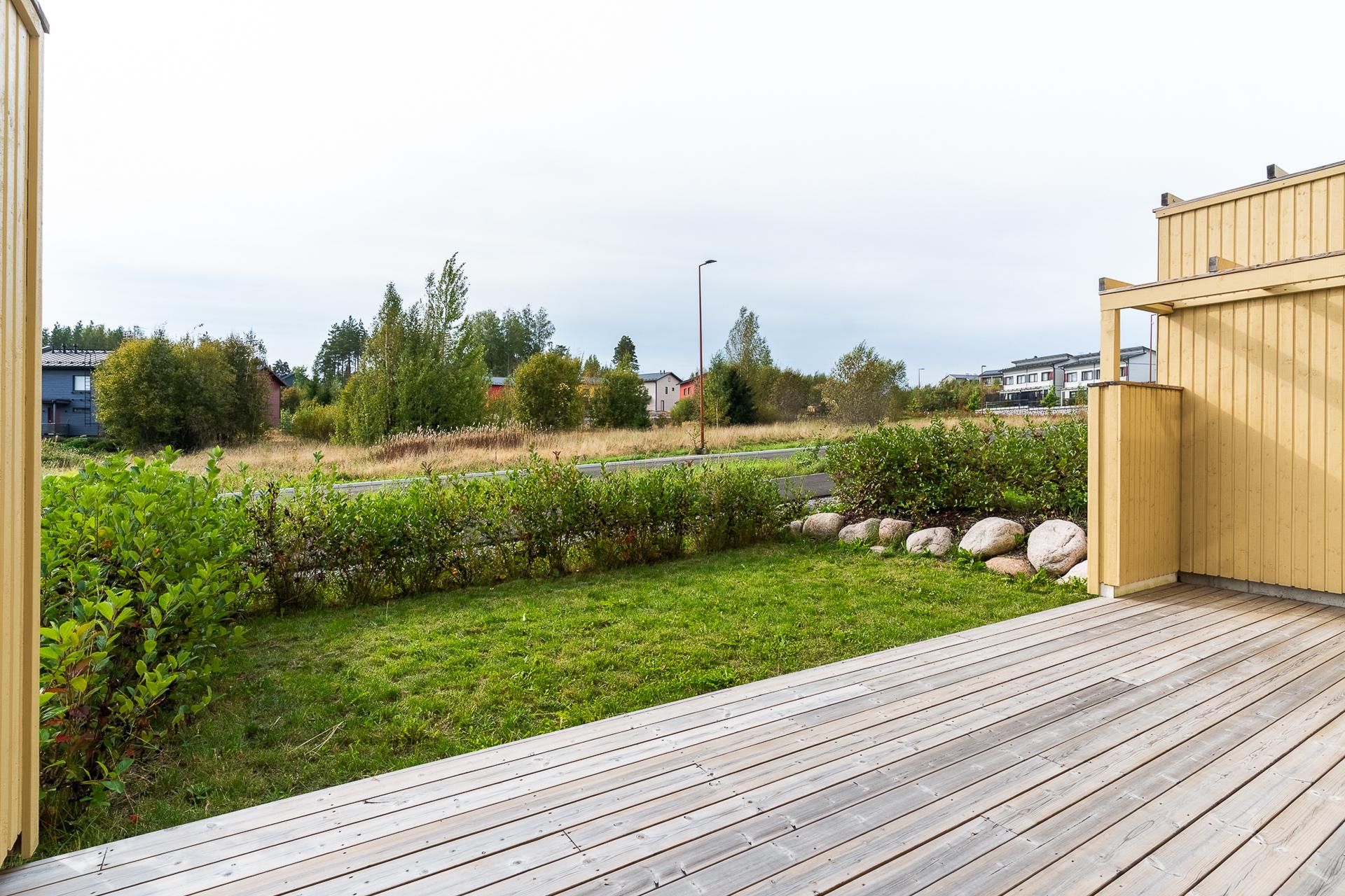 Oleskelupiha kesällä