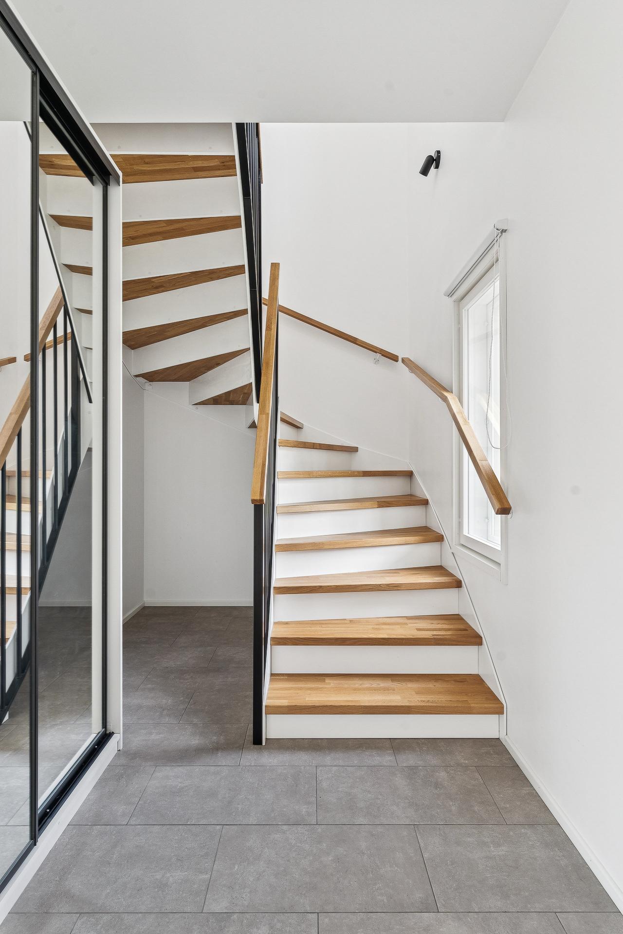 Eteinen, portaat yläkertaan