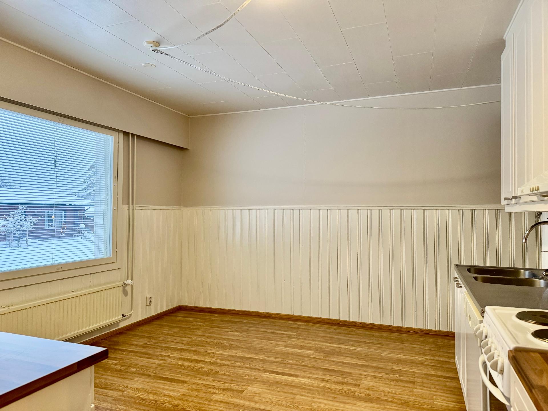 Keittiössä hyvä tila pöydälle