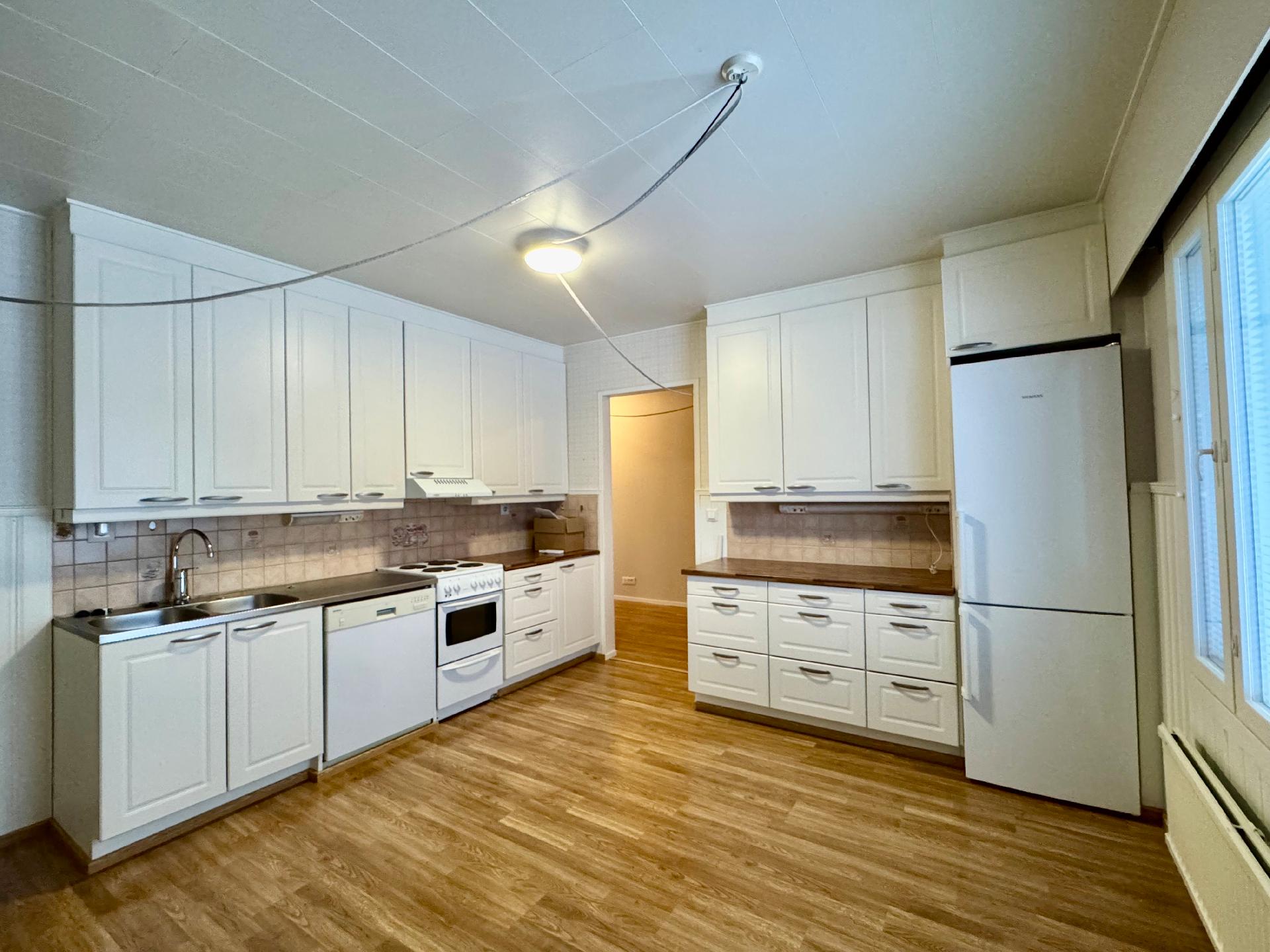 Keittiössä paljon kaappeja