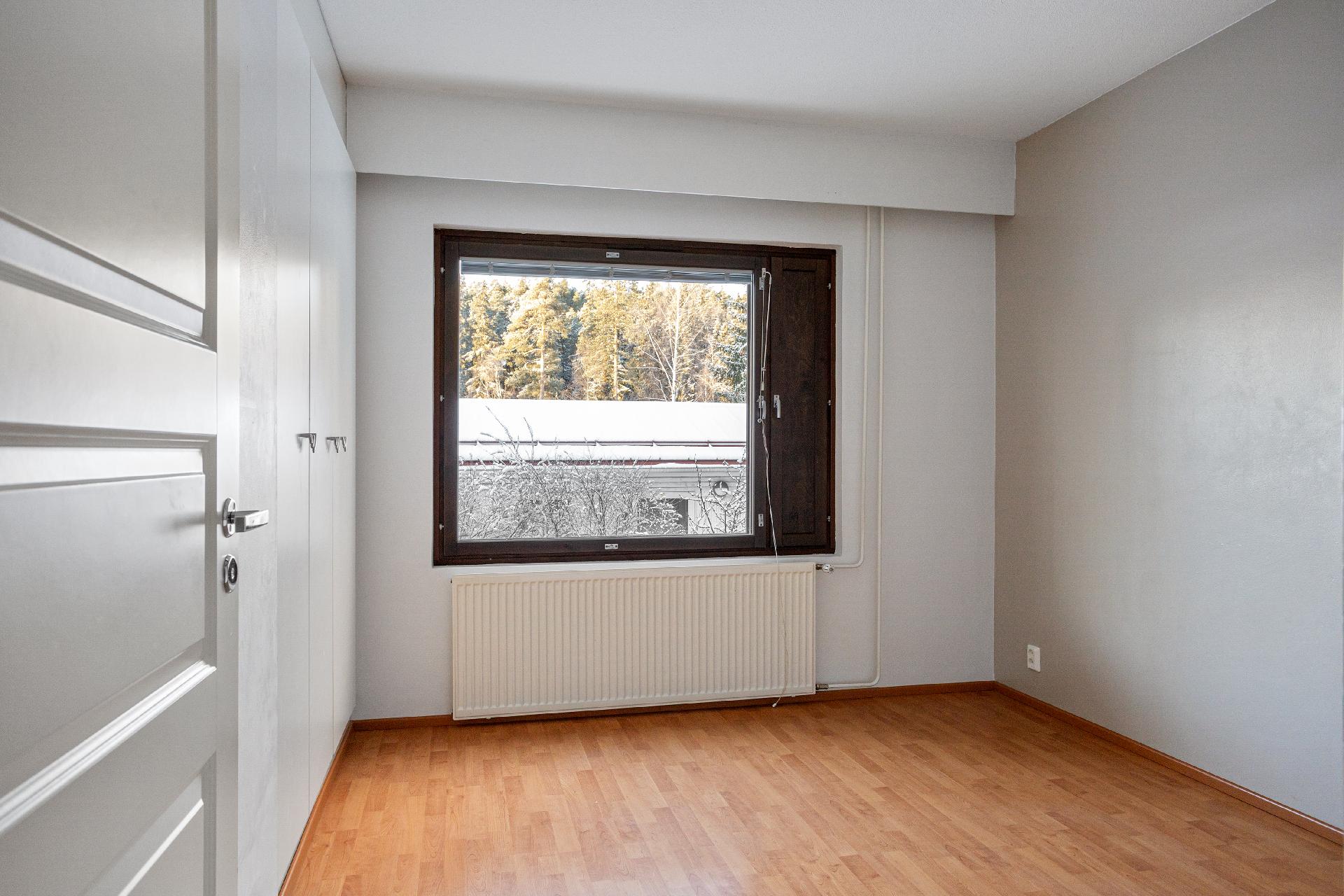 Alakerran toinen makuuhuone