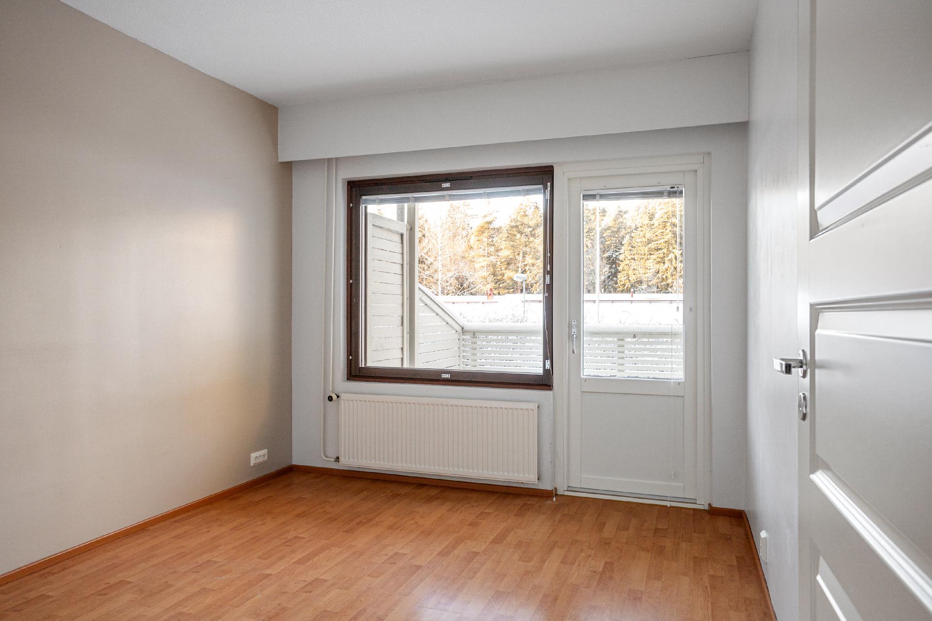 Alakerran makuuhuone