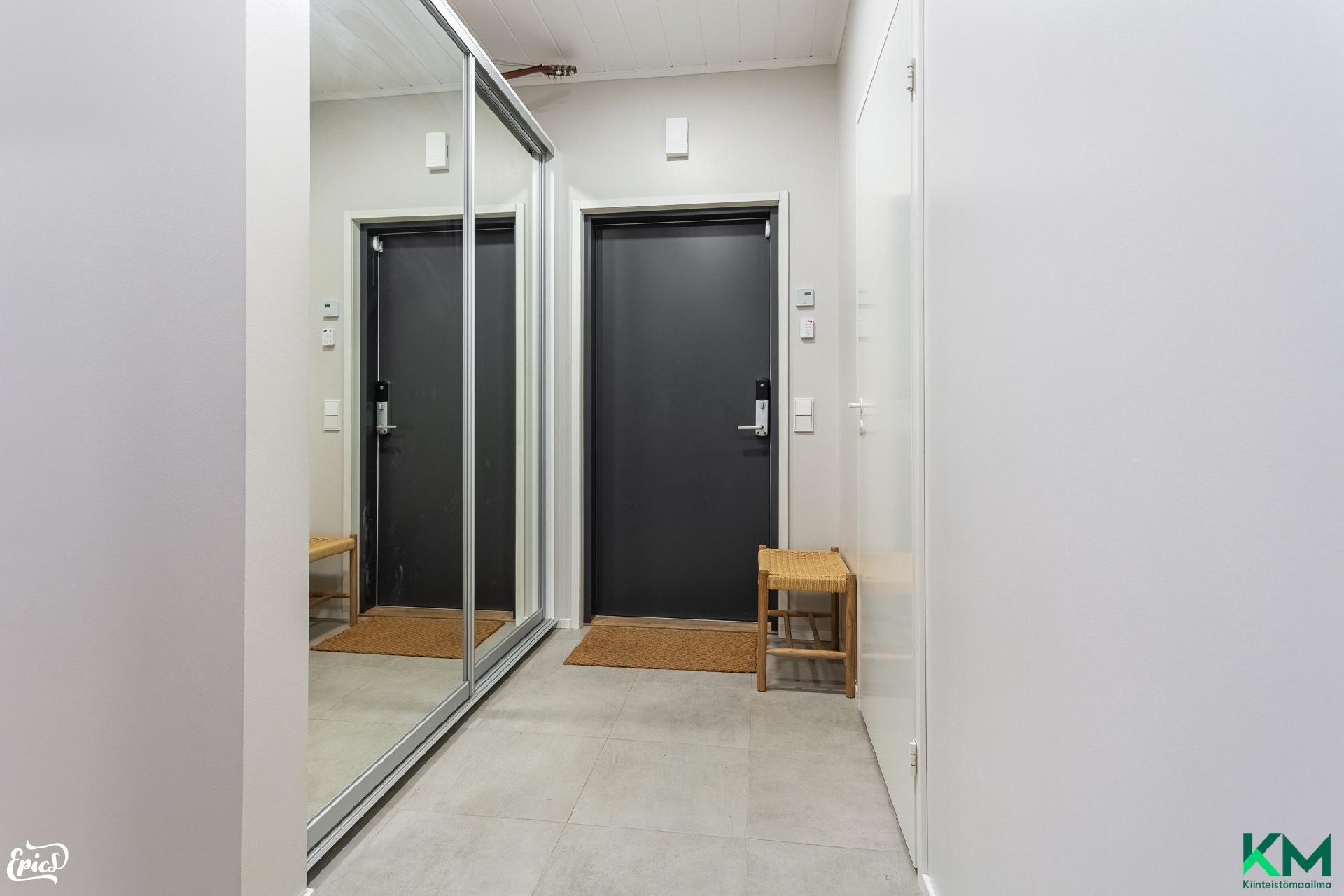 Eteistilassa laattalattia ja peiliovikaapisto