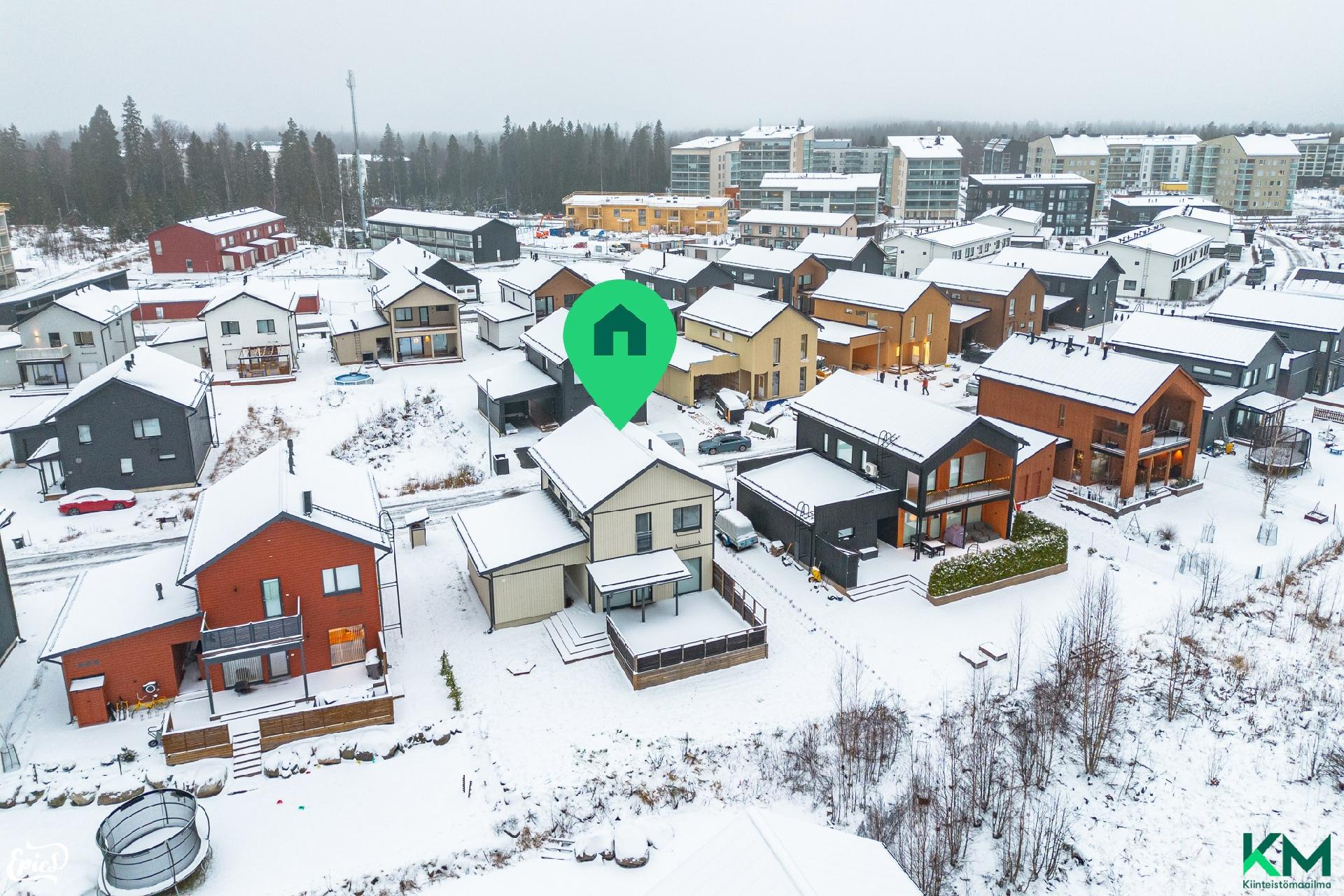 Ratikkapysäkki ja lähikauppa noin 300 metrin päässä