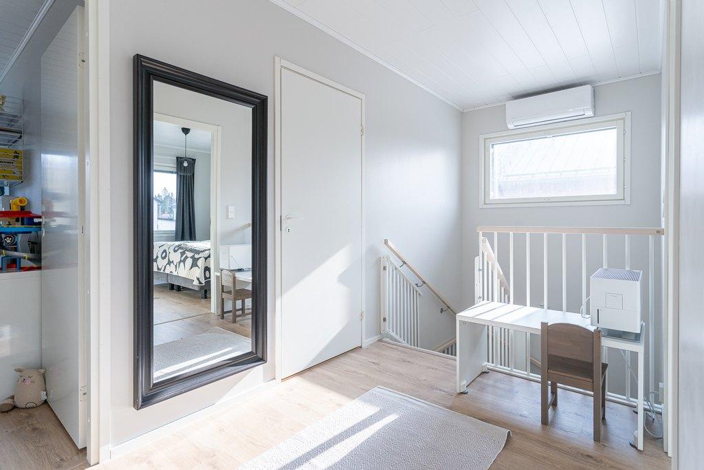 Yläkerran aulatilaa