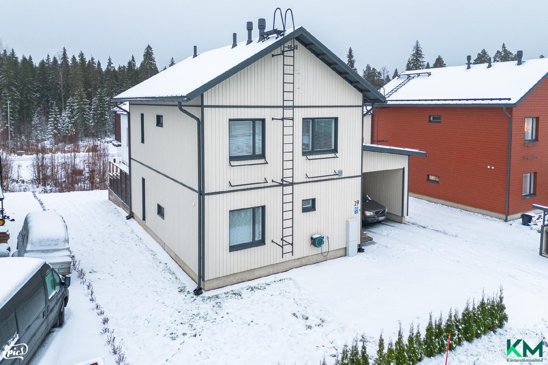 Etupihalla autokatos ja pihapaikkoja