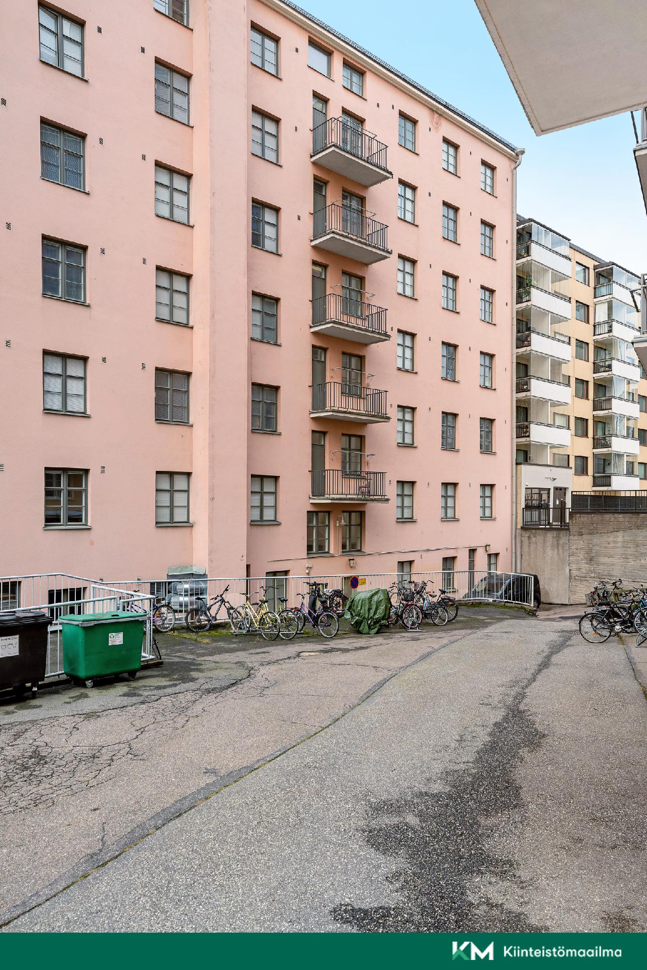 Taloyhtiön sisäpiha.