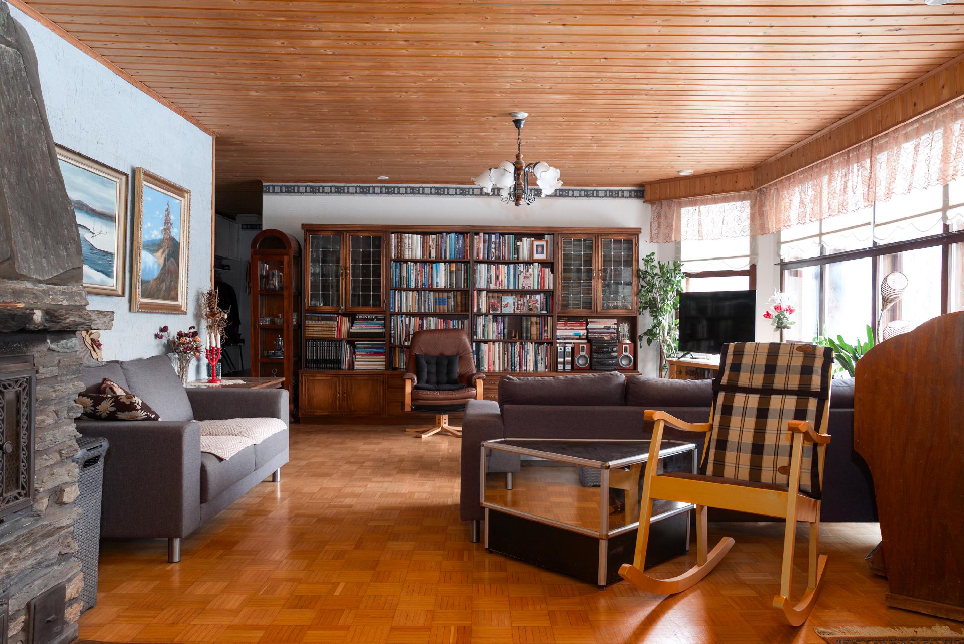 takkahuonetta ja olohuonetta