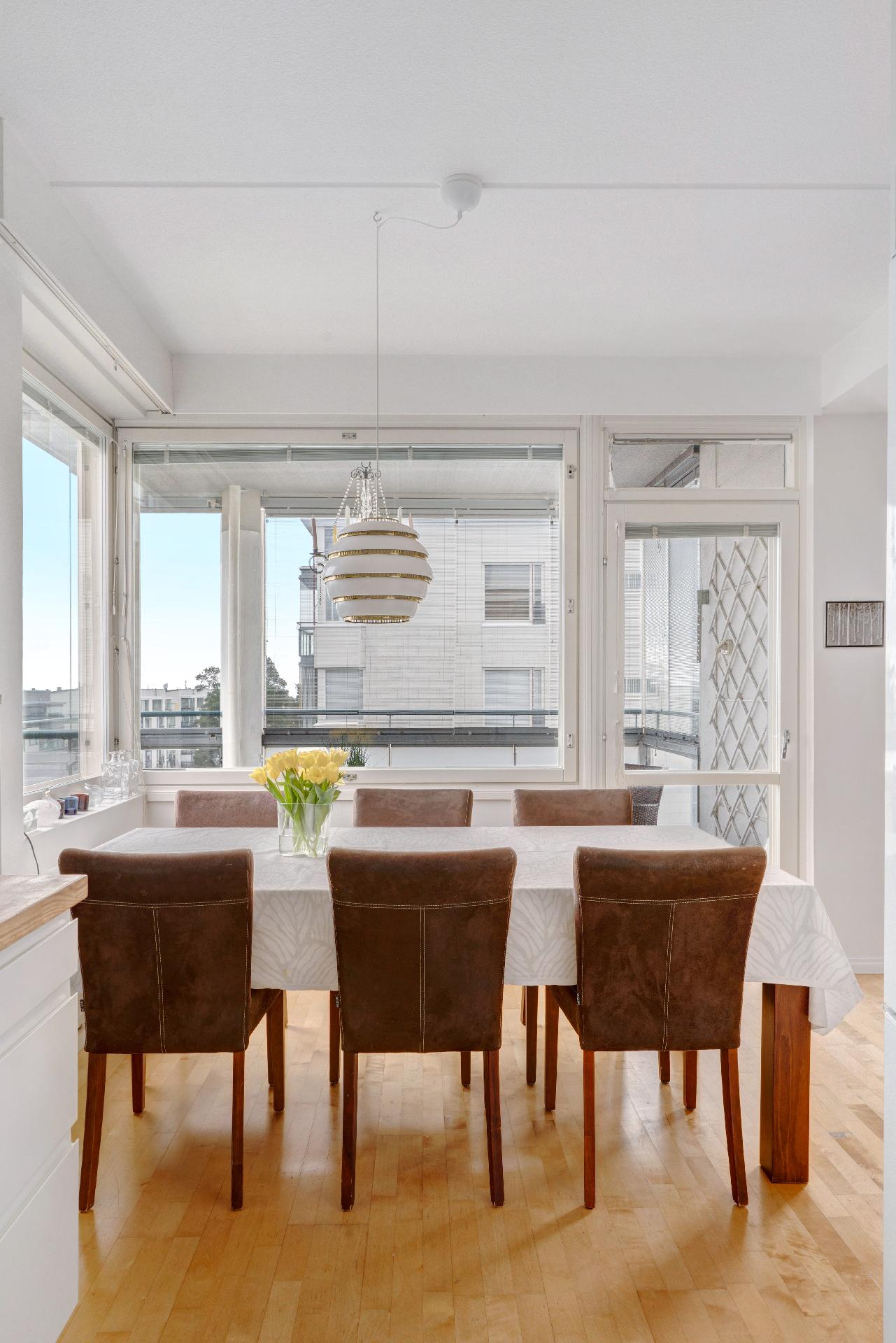 Keittiöstä ruokailutilaan