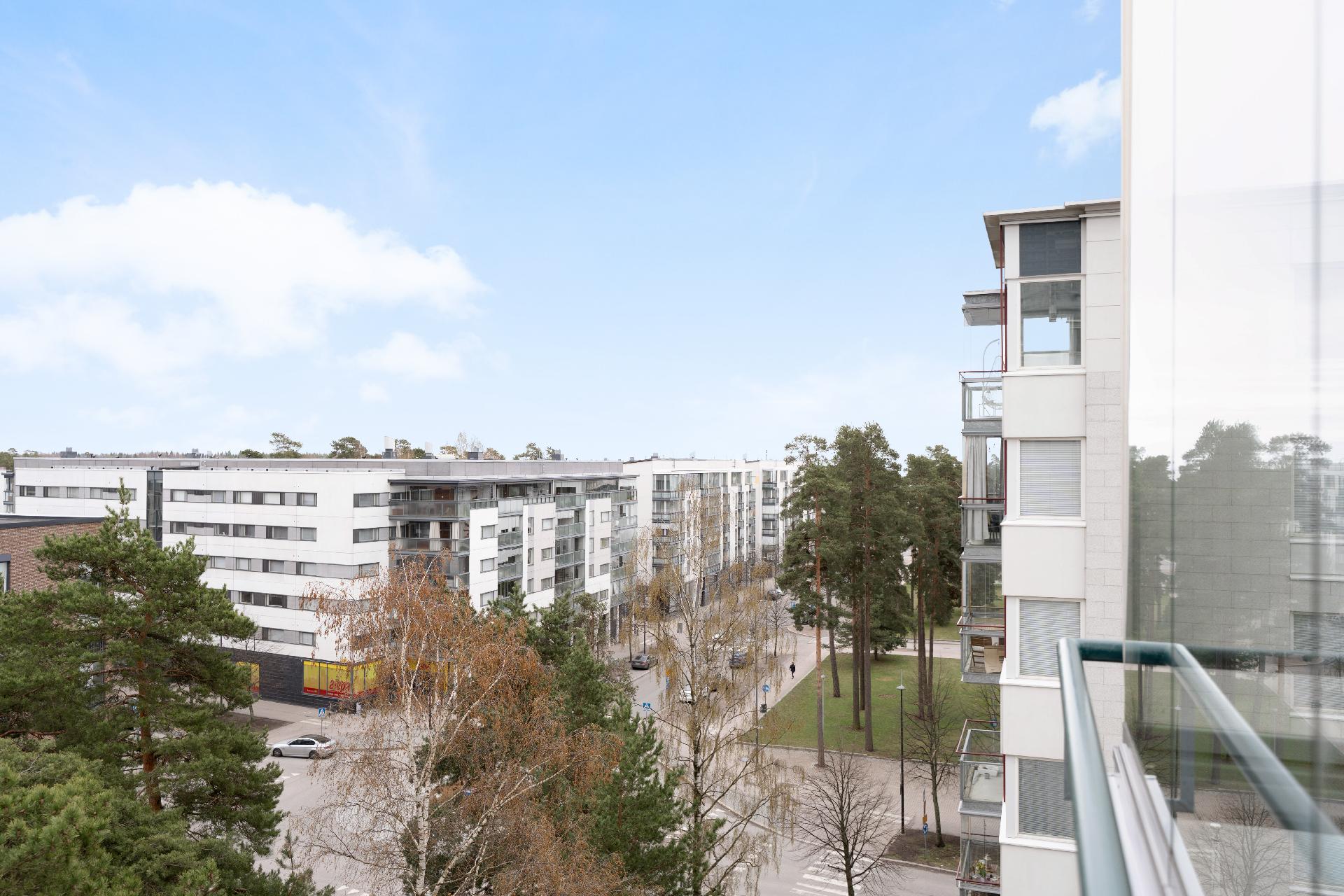 Näkymiä parvekkeelta Bulevardille ja merelle päin