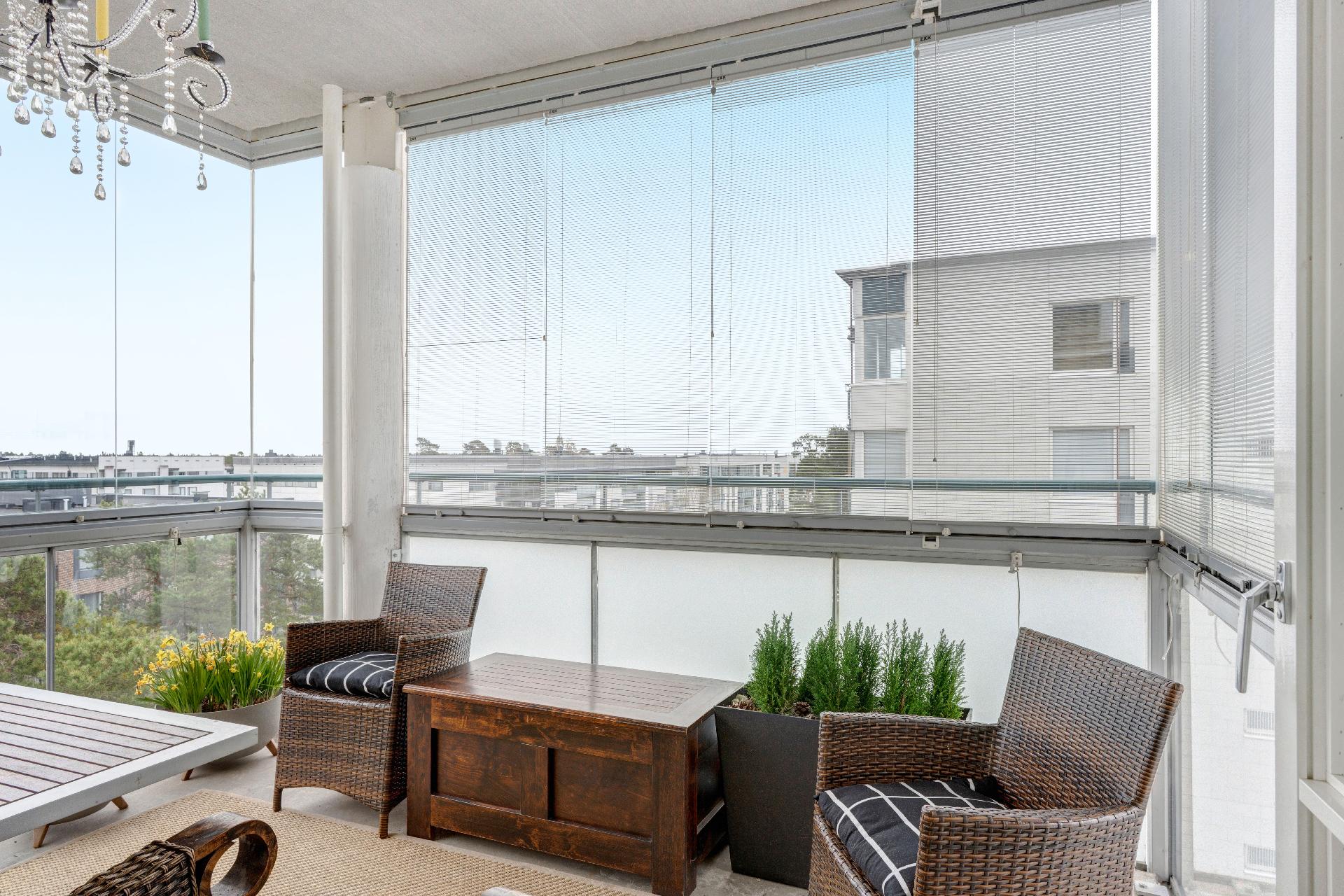 Tilava terassiparveke viihtymiseen!