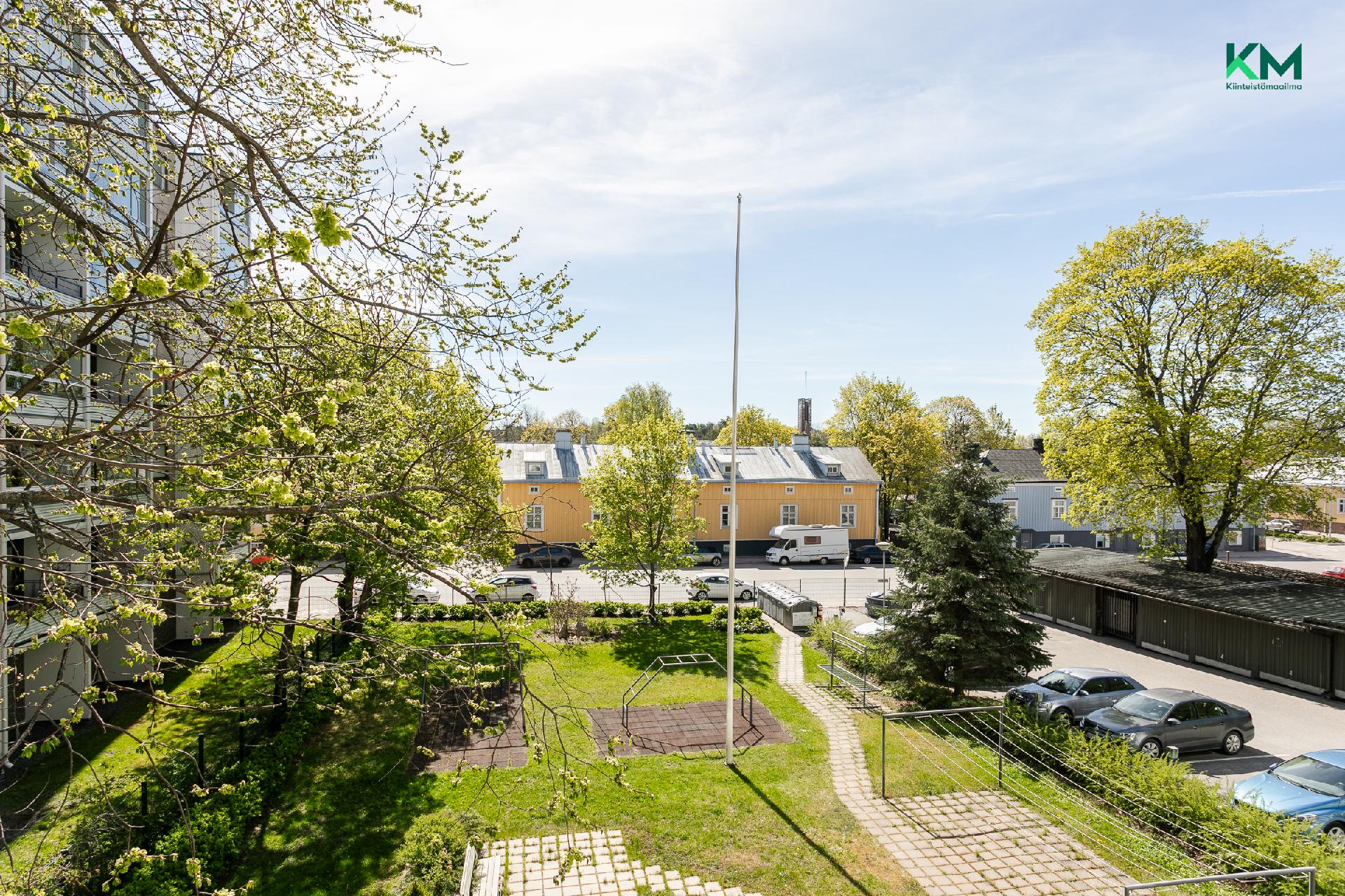 Kesämaisema parvekkeelta