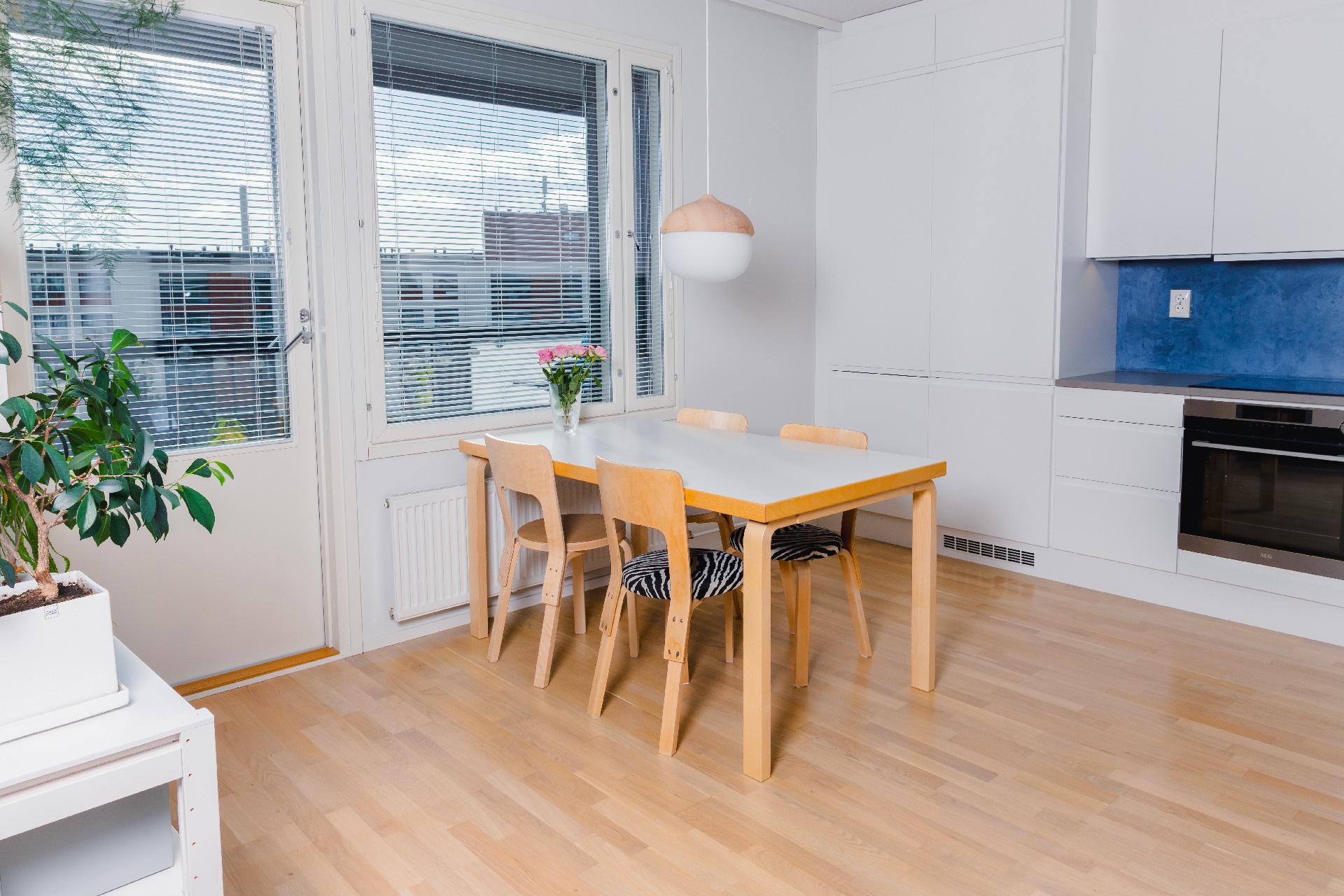 Keittiössä tilaa isollekin pöydälle