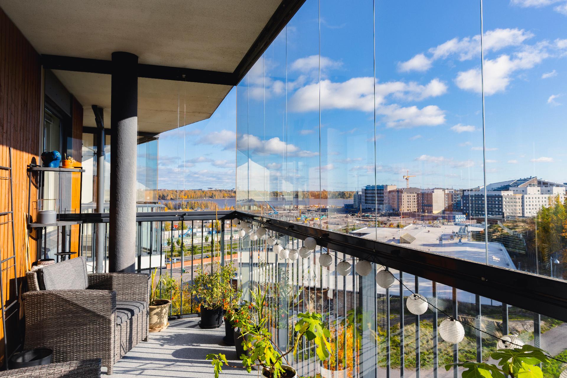 Avara näkymä lasitetulta parvekkeelta