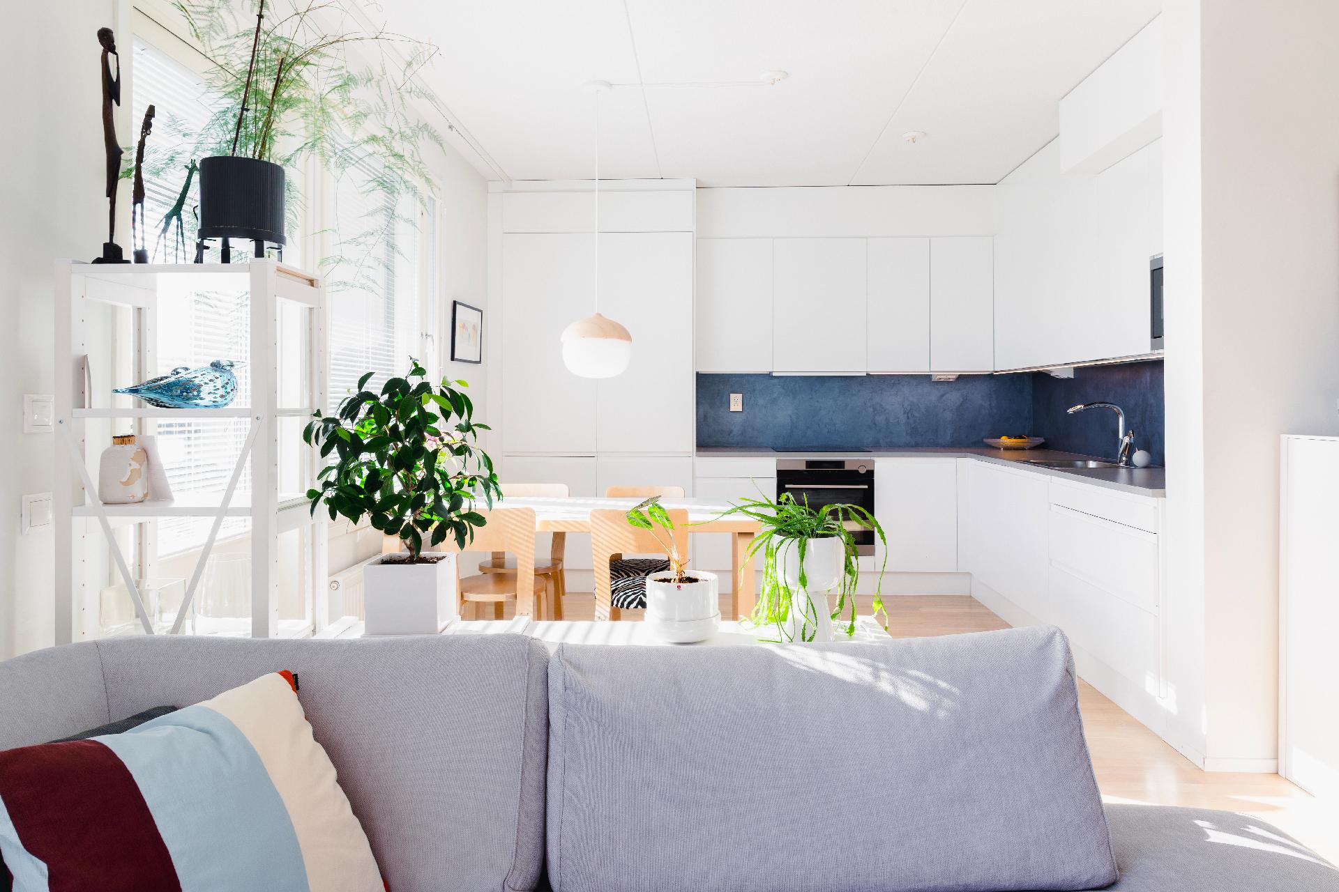 Avoin olohuone keittiö yhdistelmä