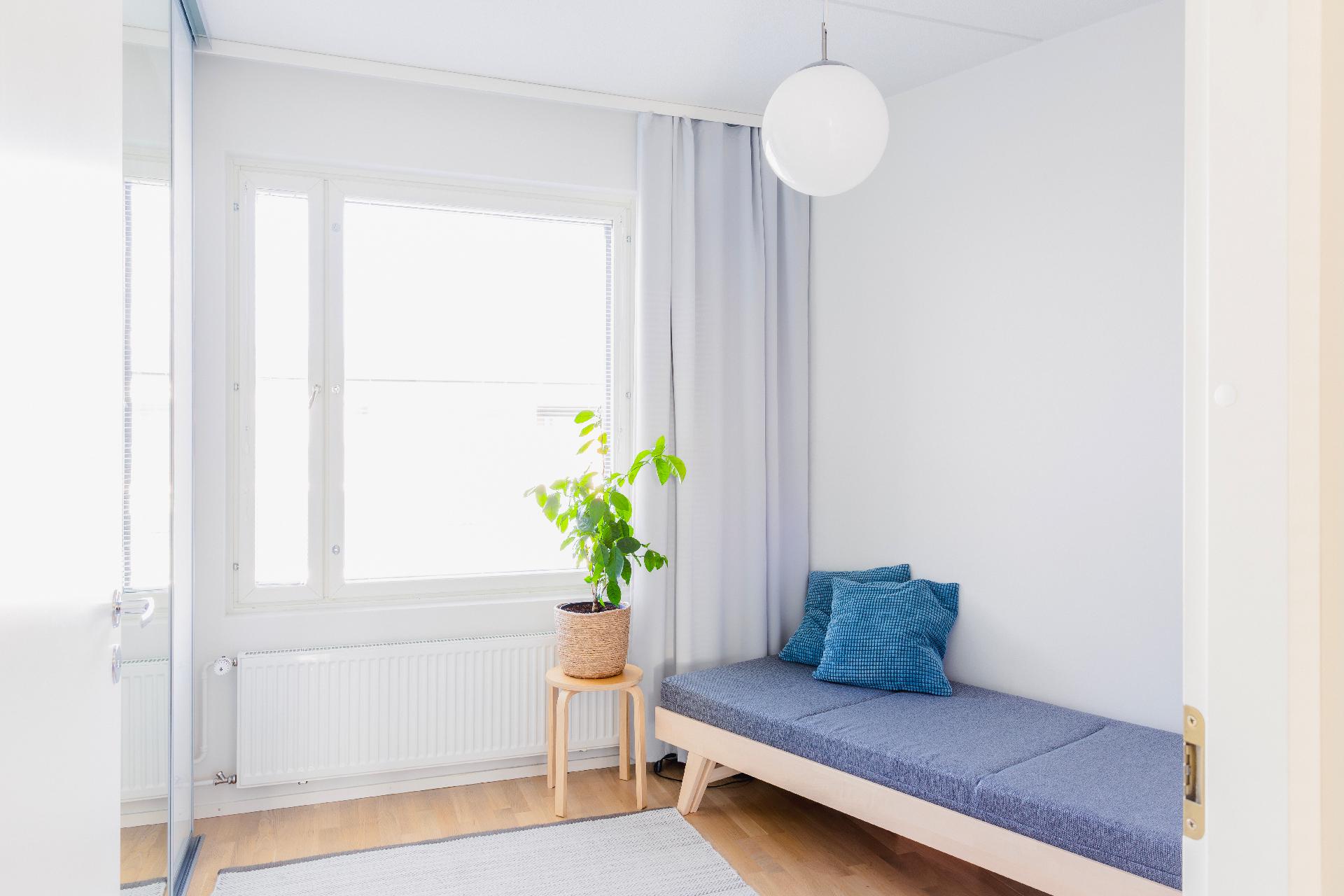 Pienemmässä huoneessa koko seinällinen kaappitilaa