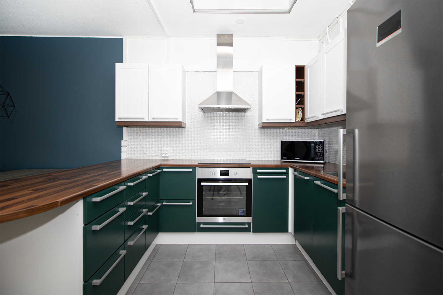 Keittiöön tulvii valoa kattoikkunasta.