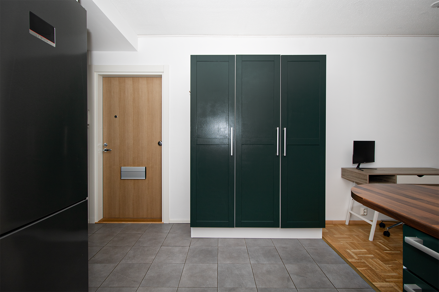 Kodissa panljon kaapistoja.