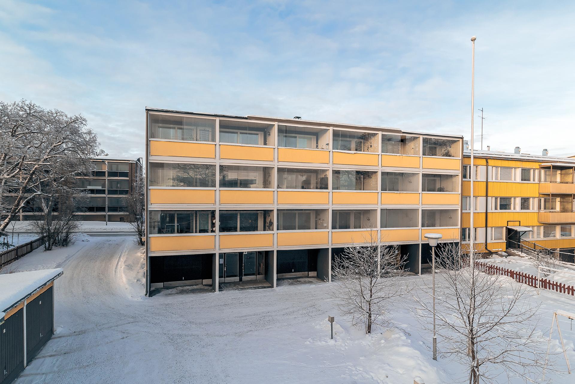 Parveke Valkeisenlammen suuntaan.