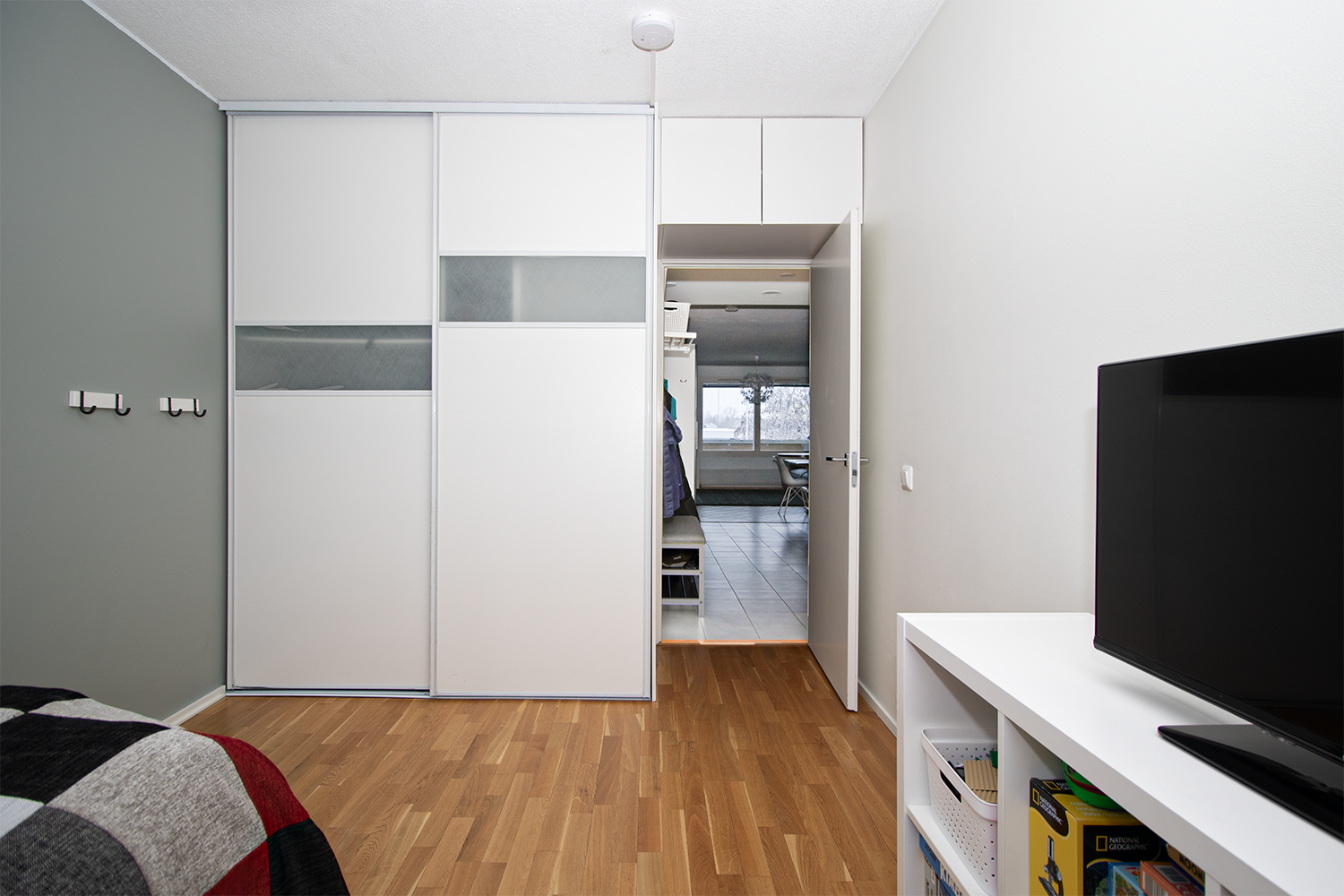 Liukuovikaapistot kätkevät sisäänsä paljon säilytystilaa.