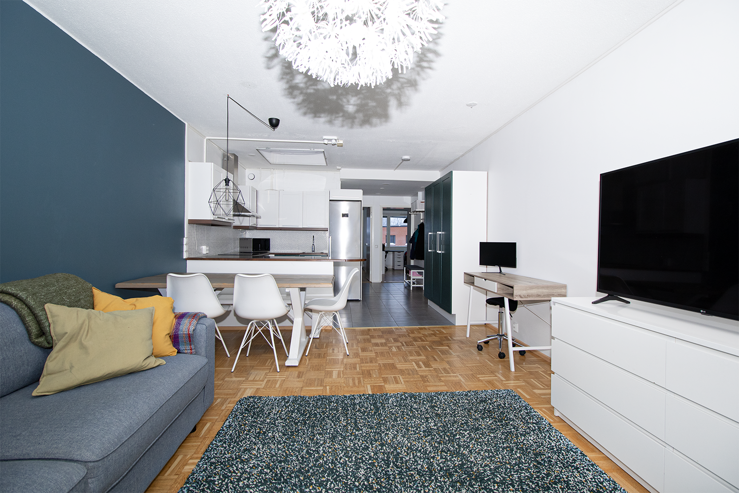 Valoisa läpitalon koti.