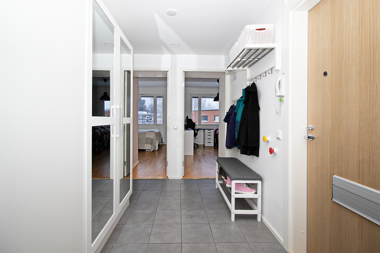 Eteisessä kaapistot.