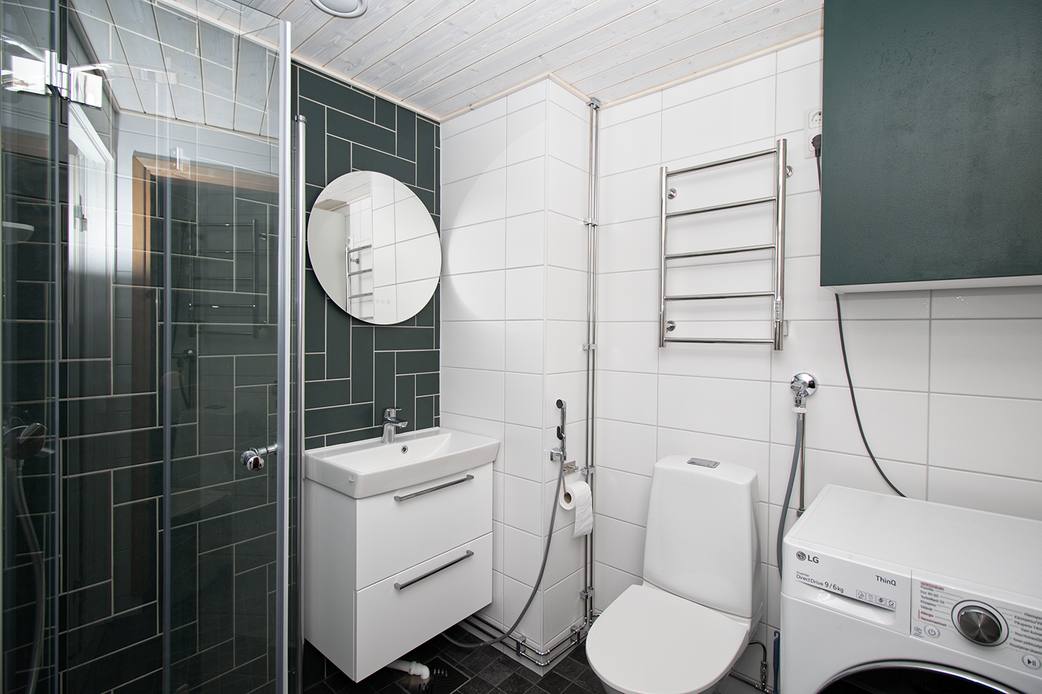 Juuri valmistuneen LVIS yhteydessä remontoitu kylpyhuone.