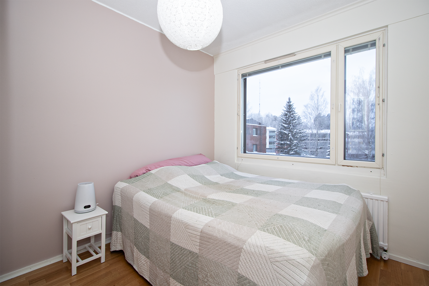 Makuuhuoneessa kaapistoja.