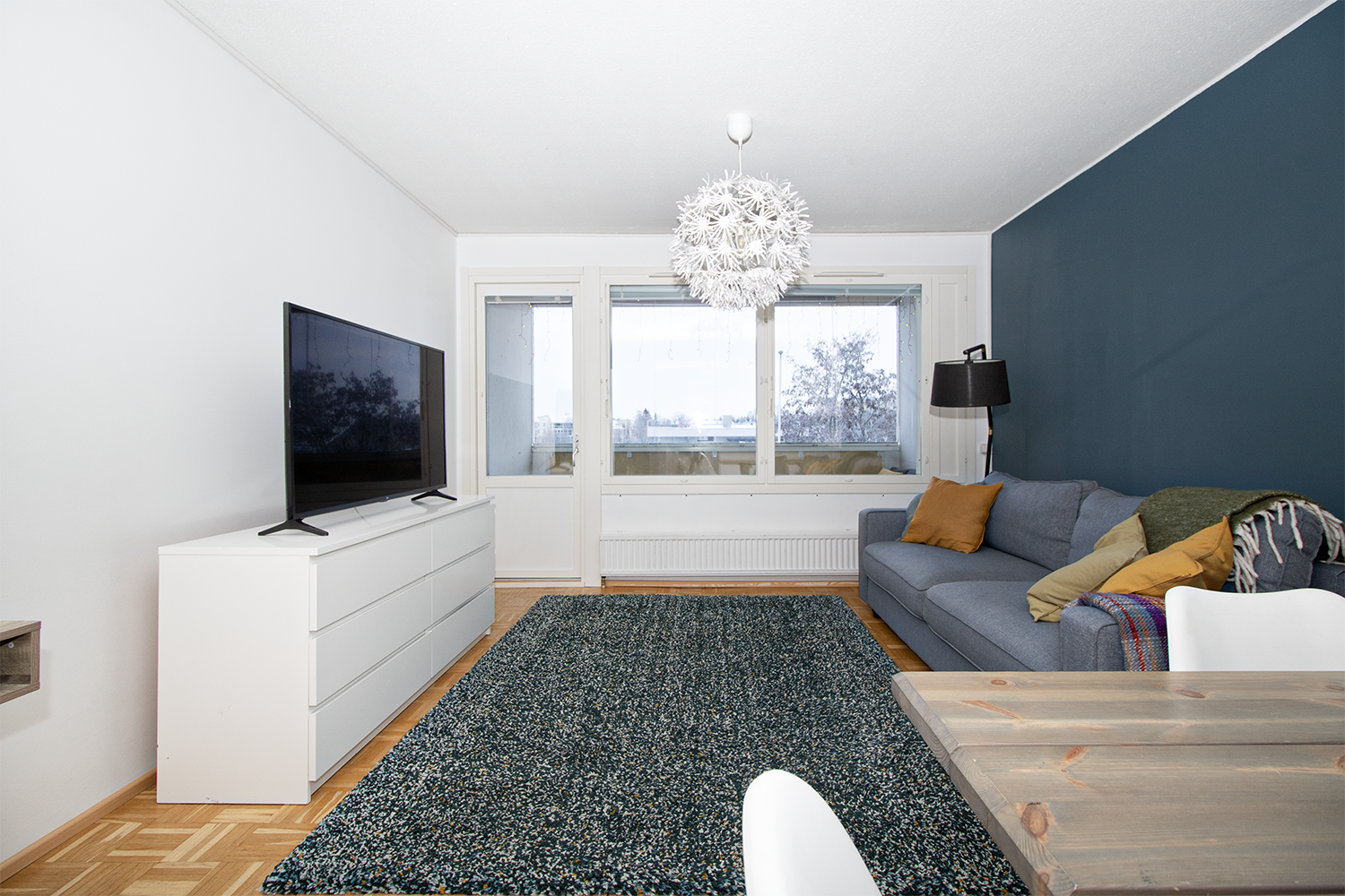 Lasitettu parveke tuo paljon lisätilaa keväästä syksyyn.