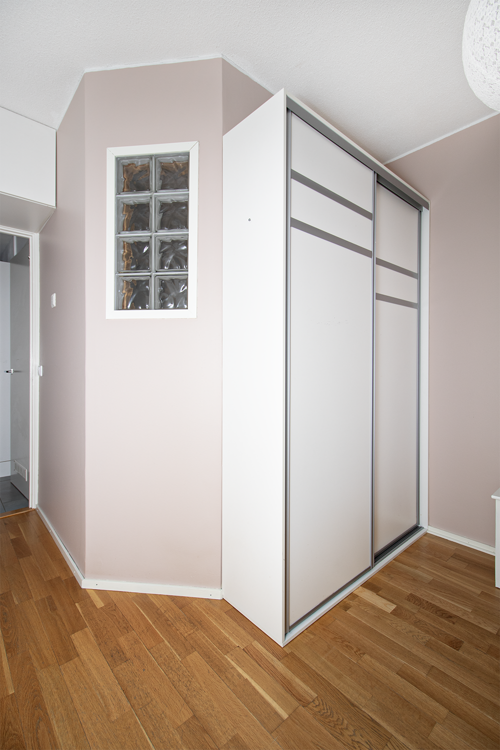 Makuuhuoneen kaapistot.