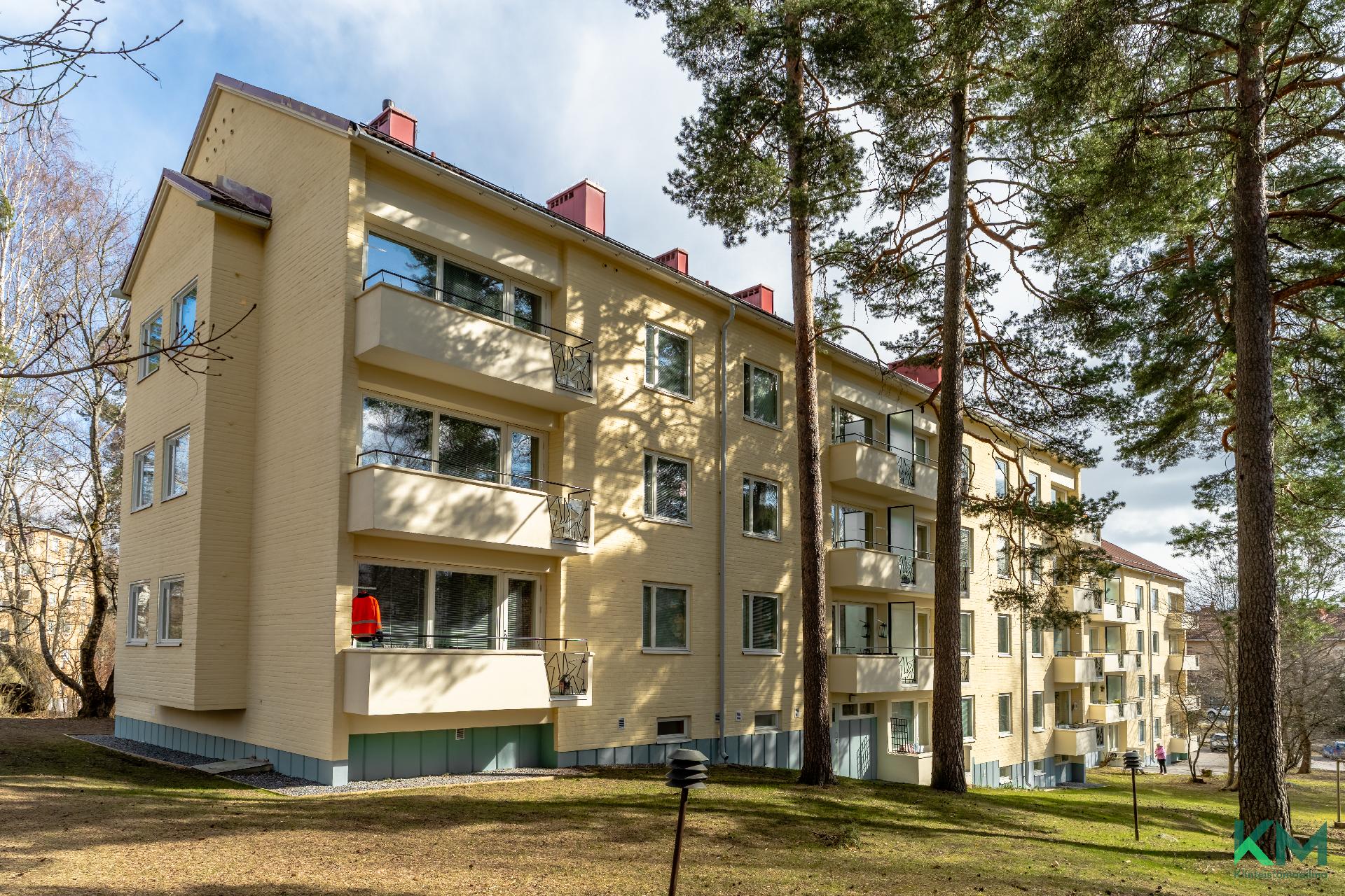 julkisivu pihan puolelta