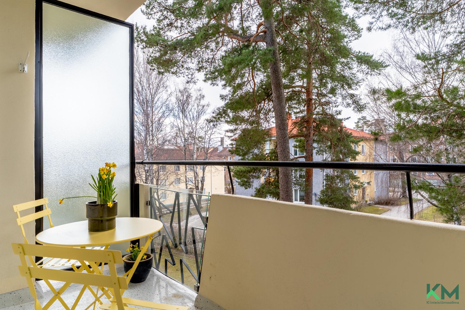 parveke ilta-aurinkoon