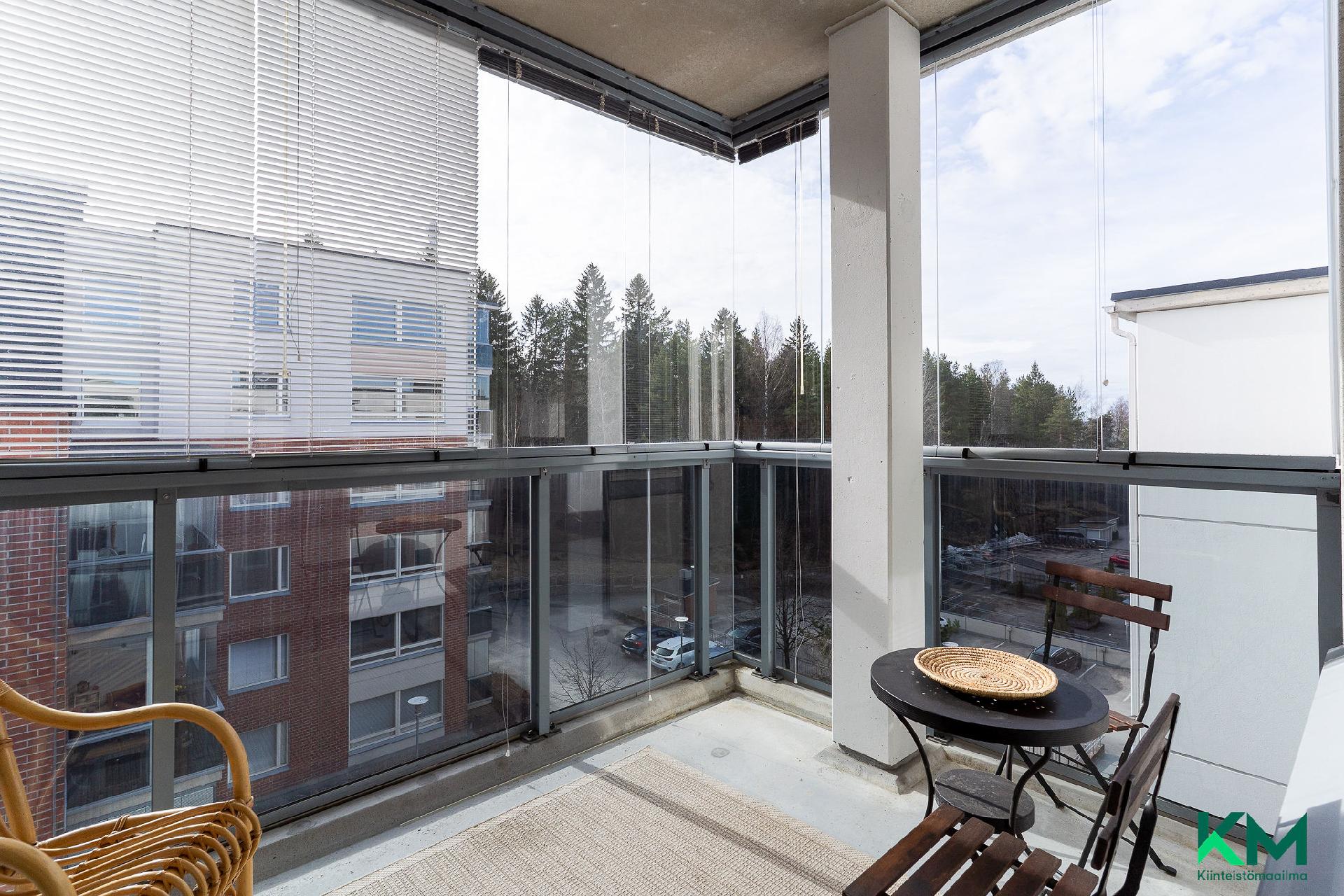 Keittiön lasitettu parveke.