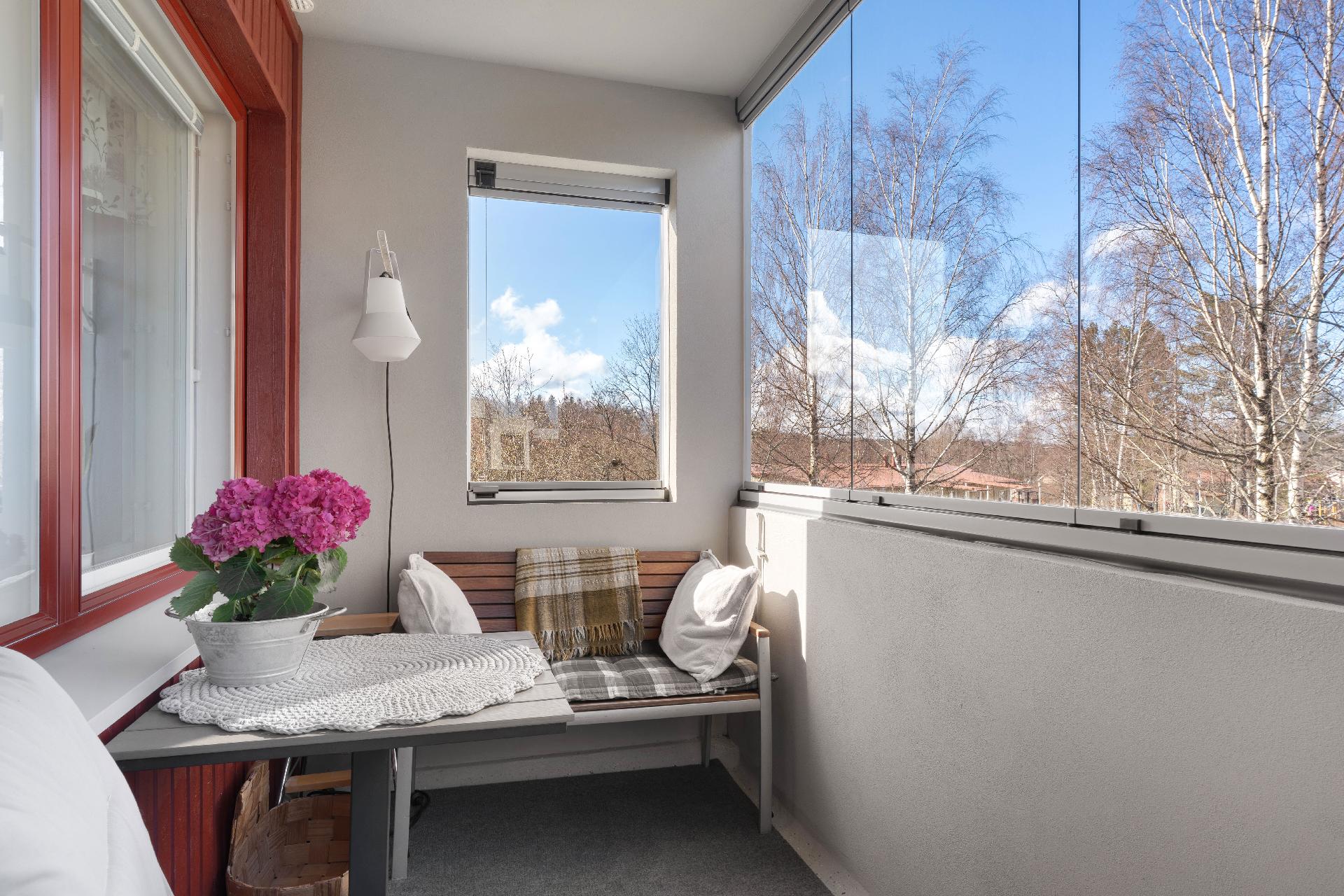 Lasitettu parveke länteen