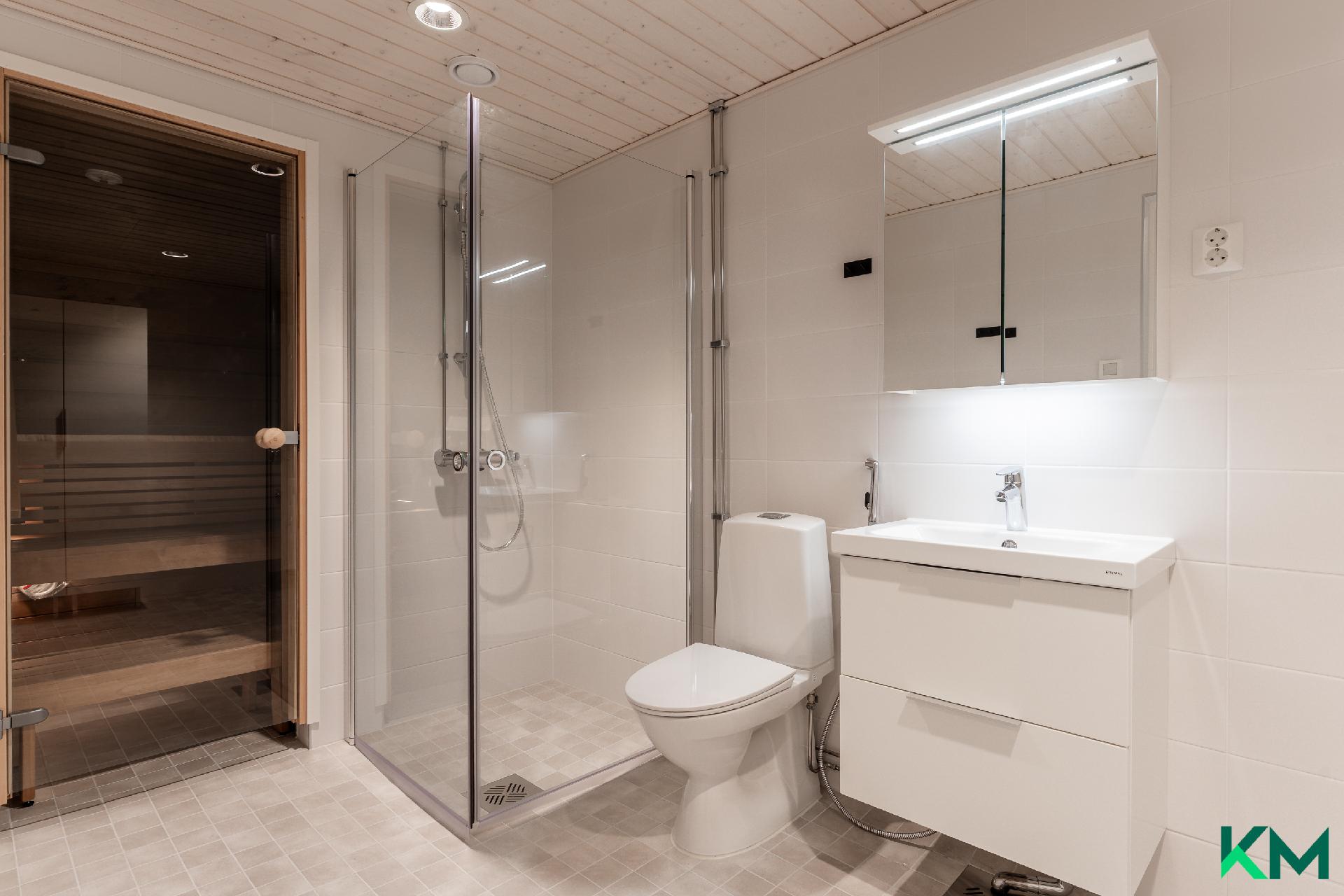 Tilava kylpyhuone ja saunaosasto