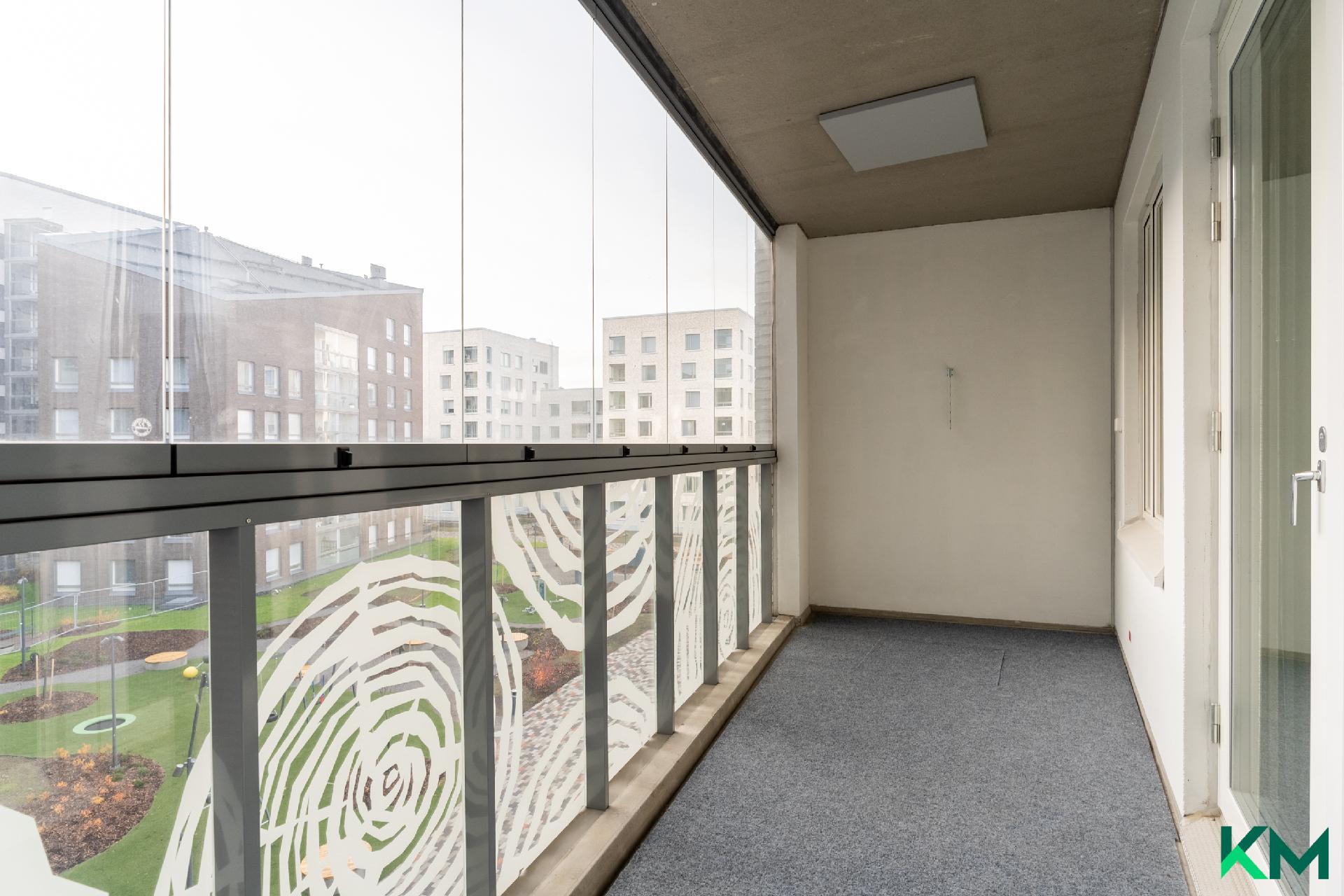 Tilava lasitettu parveke, rauhalliselle sisäpihalle