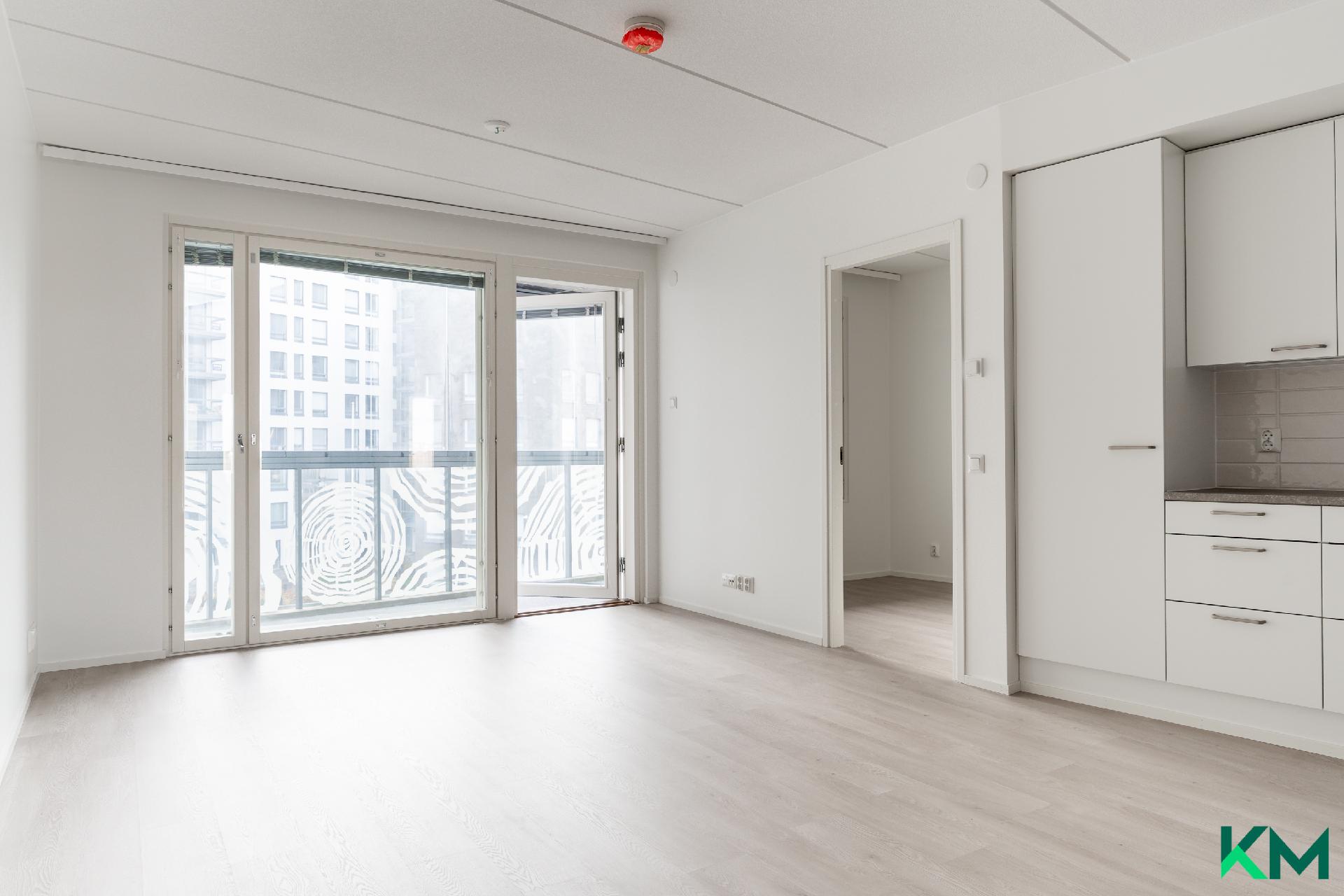 Yksi makuuhuoneista sisäpihan puolella