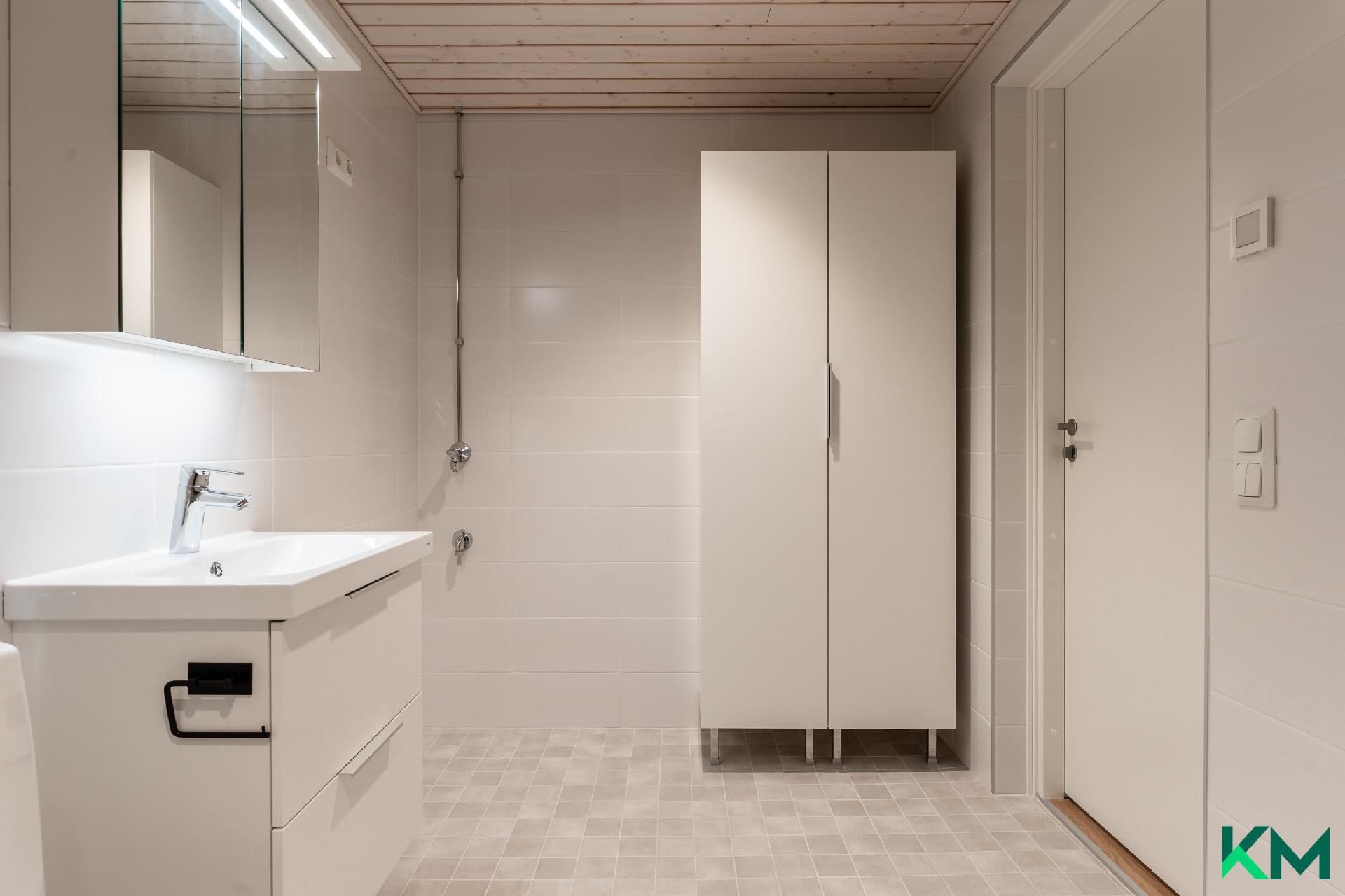 Kylpyhuoneessa hyvin tilaa kodinhoitoon