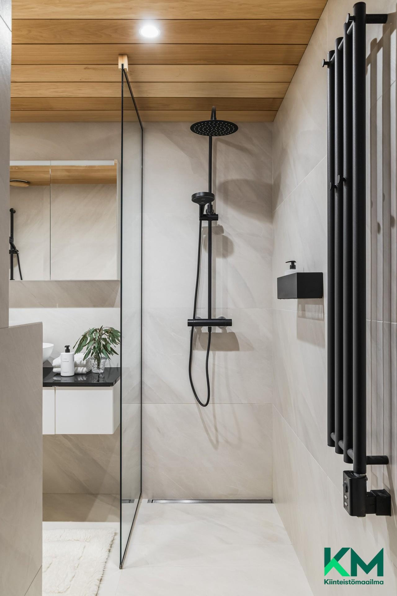 päämakuuhuoneen oma kylpyhuone