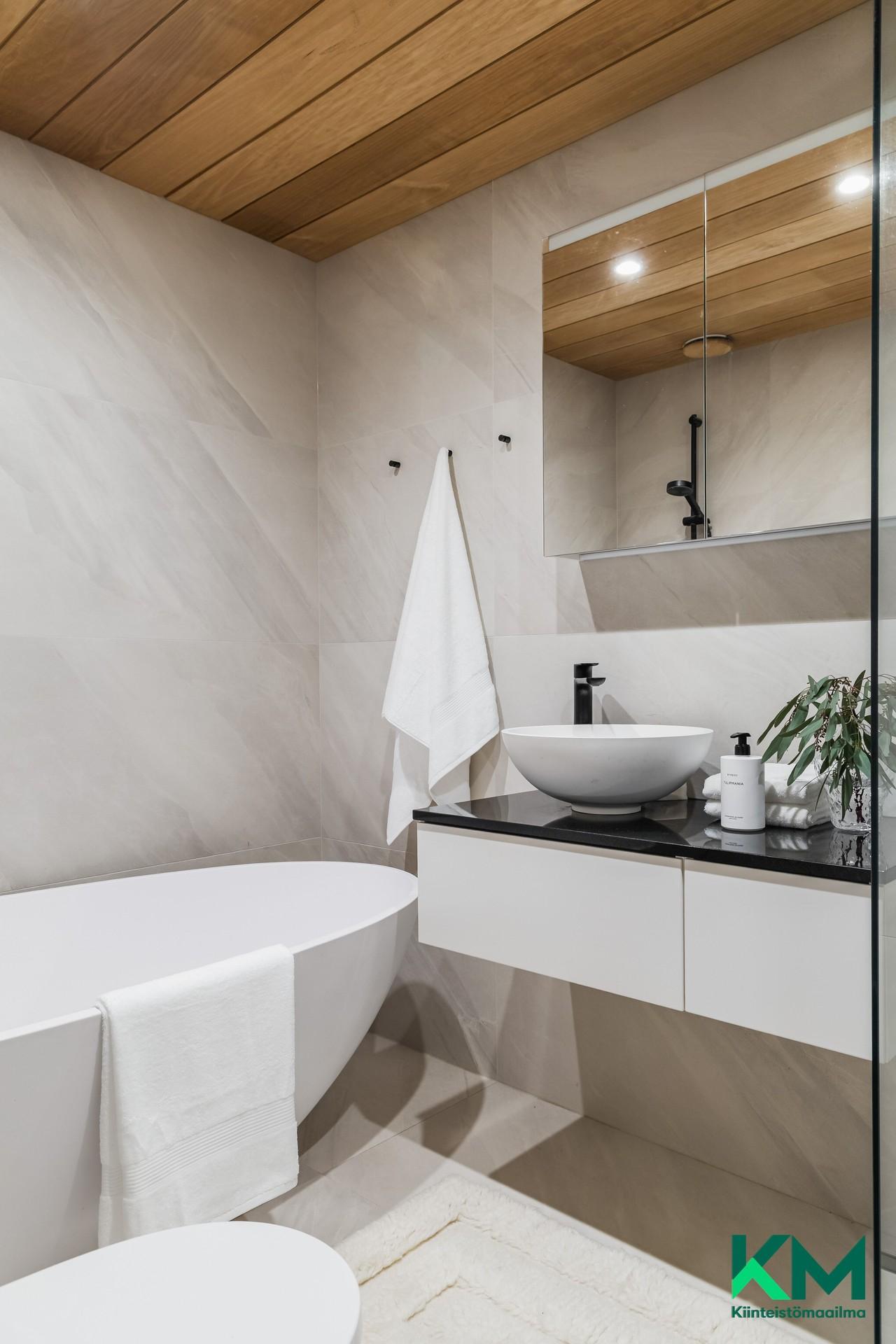 päämakuuhuoneen oma kylpyhuone