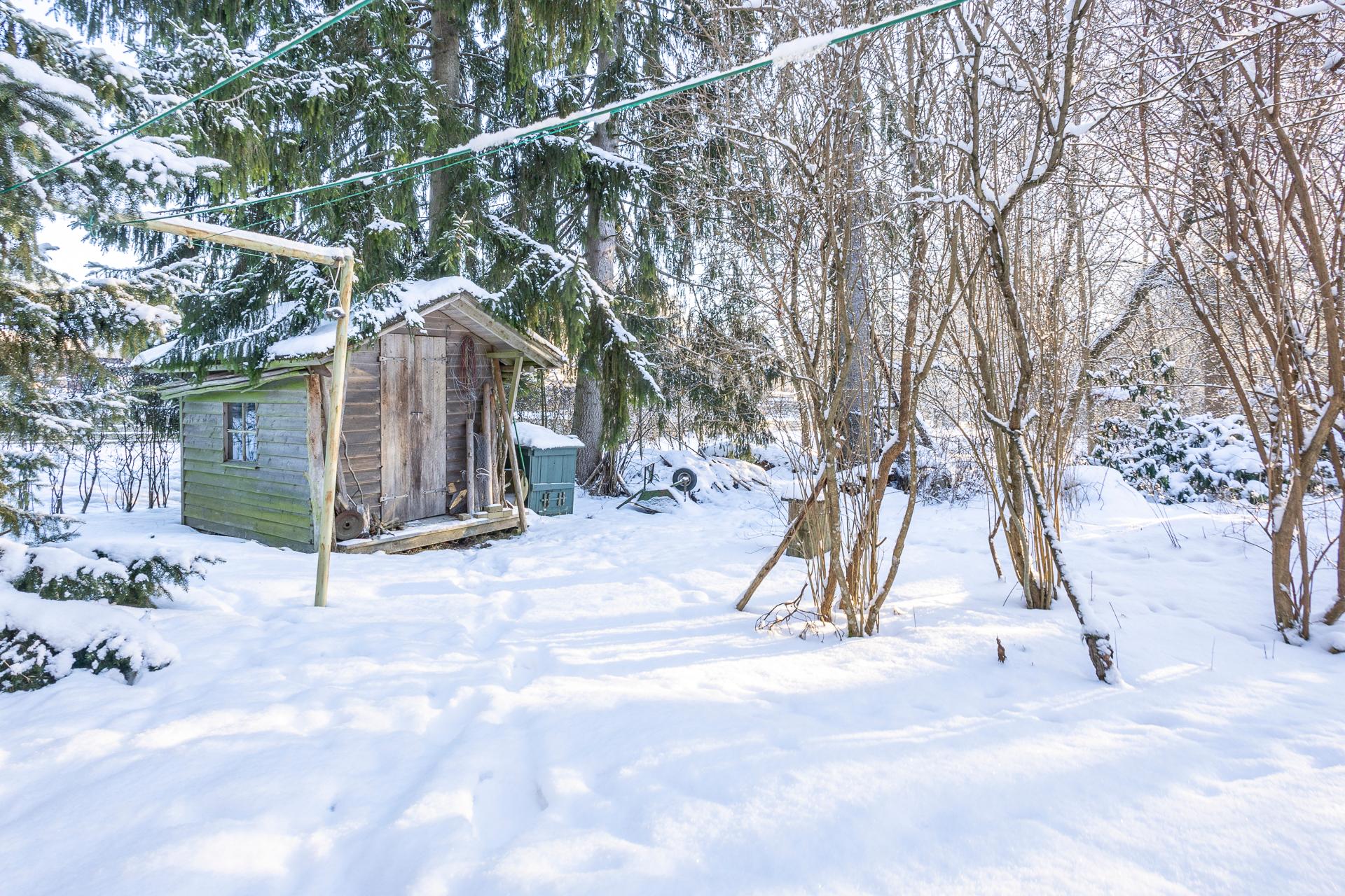 pihalla leikkimökki